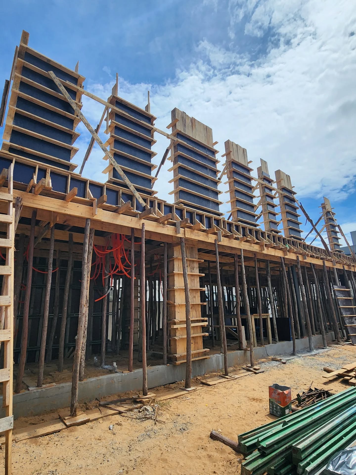 Casa Arvoredo | 2025
Estrutura em fase de preparação. Com as formas montadas e o escoramento ajustado, Arvoredo avança para a etapa que dará origem aos pilares e vigas do próximo nível.
É aqui que cada alinhamento, fixação e conferência técnica garante a precisão necessária para a concretagem que virá a seguir.
.
Casa Arvoredo | 2025
Estructura en preparación. Con los encofrados montados y el apuntalamiento ajustado, Arvoredo avanza hacia la etapa que dará forma a los pilares y vigas del próximo nivel.
Acá, cada alineación, fijación y verificación técnica asegura la precisión necesaria para el hormigonado que viene después.
.
www.kubiko.com.br
#kubiko #florianopolis #investimento