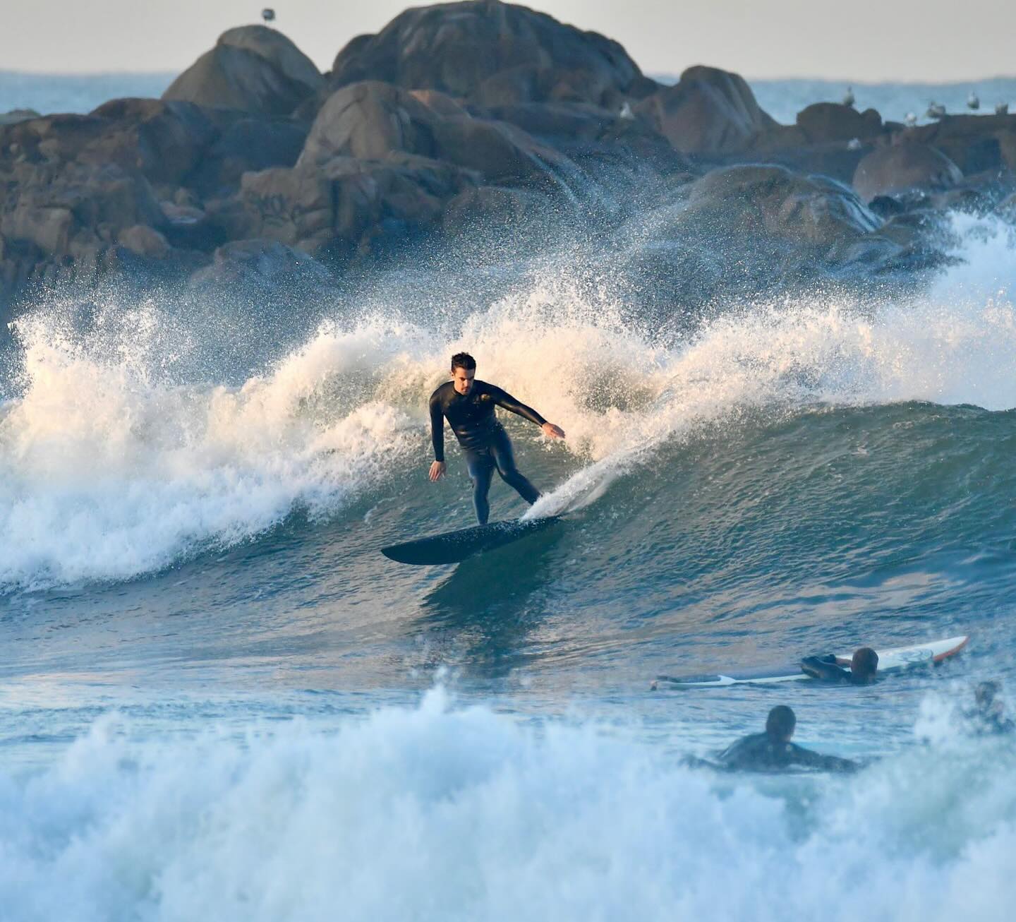 Carving Wednesday ! Crewman @joaolbasilio laying a fast top turn at Castelo’s corner with the 6’0 Manila Carbon Epoxy Twinzer through the lens of @joseph_garage_photography … we miss this now gone sand bar but a new will eventually form in the coming days. BambooTwinzer fin setup by Marlin Bacon @101fins ⚡️
#surfporto #surfportugal #surfeurope #surfing #surfer #surfboard #twinzer #twinzernation #twinzersurfboard #twinzers #surfing #msdsurfboards #surfboardfins #surfboardfin #bamboofins #101fins #surfphotography #surfphotos #surfohotographer #oportosurfboardclub #surfclub #surfboardclub