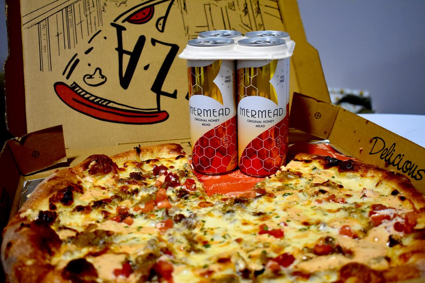 Nothing better than some OG Honey Mermead and some pizza from @porcosphilly 🤤🍯🍕
#mead #philly #smallbusiness #pizza #porcos