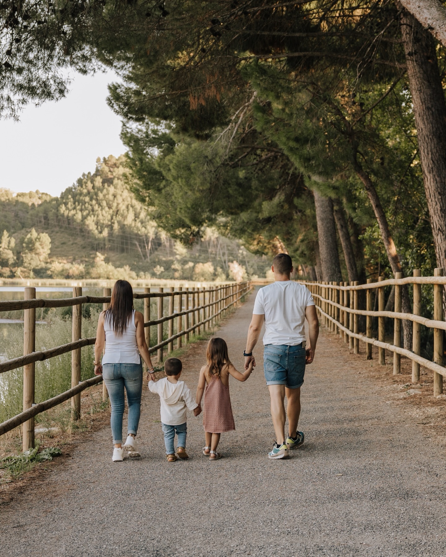 La vida va cada vegada més ràpida… i sovint anem amb el pilot automàtic de les rutines, sense adonar-nos de parar i passar temps de qualitat amb els nostres.
Un passeig, una tarda en família, els petits jugant, vosaltres rient, parlant… compartint temps sense mirar el rellotge.
La primavera convida a tot això, a sortir, a gaudir de l’aire lliure, de les temperatures suaus i d’aquests dies que s’allarguen.🌿
Aquestes sessions són una estona per a vosaltres, per gaudir-vos i desconnectar. I, a més, guardar aquest moment per sempre amb les fotografies. 🤍
Si us ve de gust viure-ho, podeu escriure’m i us explico tot amb calma. Estic aquí per acompanyar-vos en tot el procés. 🤗
Una abraçada,
Andrea Pop
🖥️ www.andreapopfotografia.com
✉️ andreapopfotografia@gmail.com
📲 687 69 44 61
.
#andreapopfotografia #lleida #santllorençdemontgai #fotografadefamilia #familia