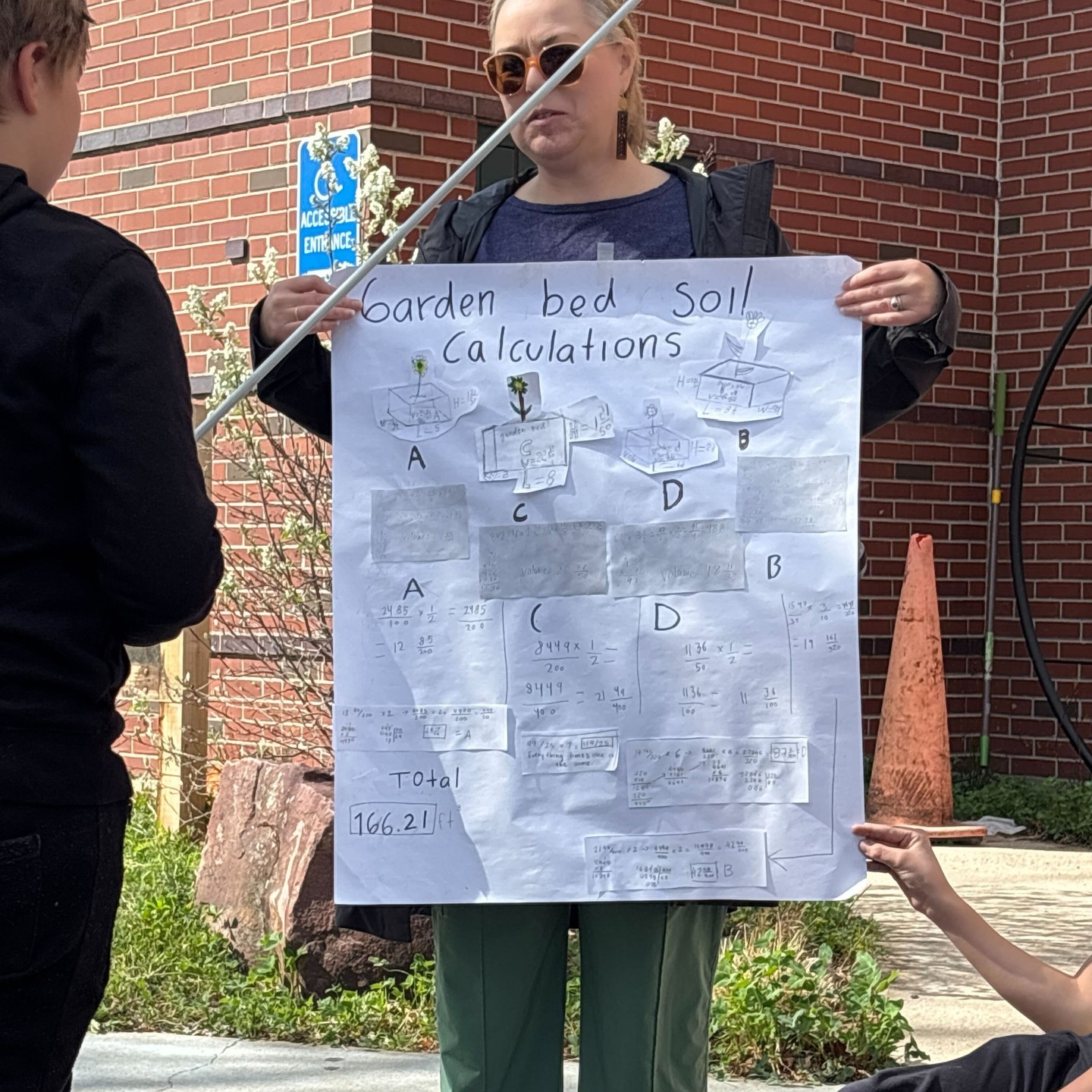 Last week, @dora_moore_elementary students showed us how they calculated how much finishing soil they need in each bed of their new garden project. Even when students are outside in the garden, math is still used!
#colorado #Denver #nonprofit #garden