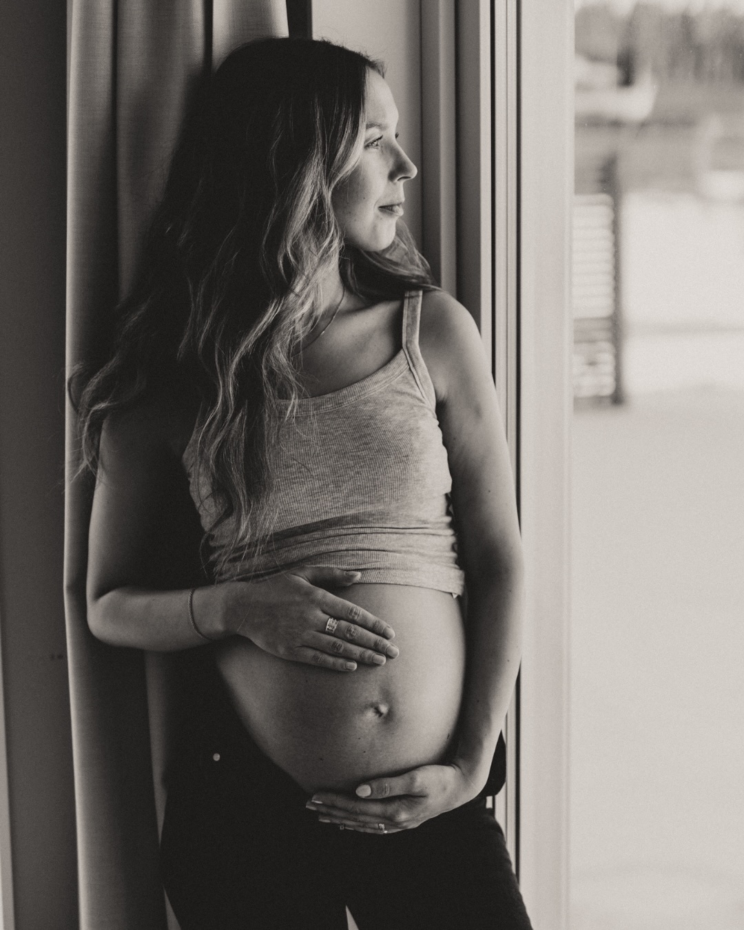 Den här gravidfotograferingen med vackra Lovisa är ett fint exempel på hur mysigt, avslappnat och personligt det kan bli när vi fotar hemma hos dig. Ingen stress och inga måsten. Bara du, magen och stunden ni är i just nu 🥰
Precis som en fotografering ute i naturen är känslan fortfarande jordnära, varm och äkta. Du kan såklart låna klänningar från min garderob precis som vanligt, men det går lika bra att använda egna kläder om du önskar det 😊
Det viktigaste är inte var vi är, utan att du känner dig avslappnad, vacker och närvarande 🧡
Är du sugen på en fotografering hemma? Skicka ett DM så berättar jag mer! ✨