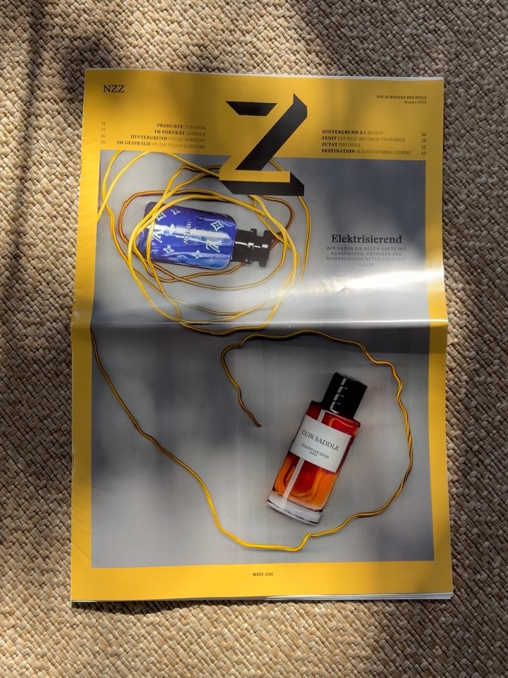 Ganz viel Liebe für Kyodo by @sueskind @m_matthaeus ✨! Tiefgründig. Wir sind grosse Fans von diesem Duft. Wir müssten nicht. Aber er ist wirklich sensationell und einzigartig - auch dank dem Ambronova-Molekül. @kraftysmellz
Danke @nzzbellevue 🤍 #scent #zürich #switzerland