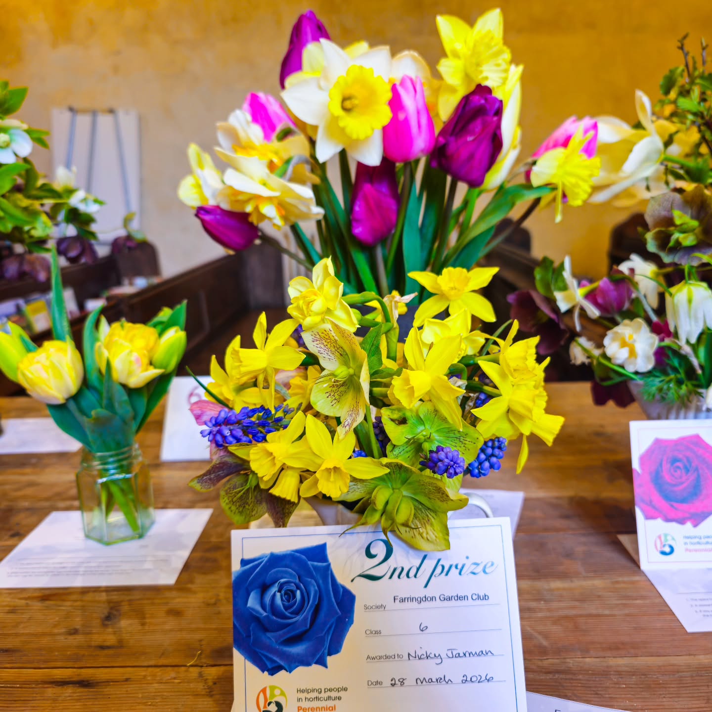 La primavera è decisamente la mia stagione preferita, quella in cui tutto rinasce e brilla sotto una luce nuova.
Questo è anche il periodo in cui i villaggi inglesi si animano con le prime feste dell'anno, quelle dove i fiori sono i grandi protagonisti.
Ieri sono andata allo Spring Show di Upper Farringdon, a pochi minuti da Chawton, e la piccola chiesa del villaggio era uno scrigno di meraviglie: composizioni fioreali, torte e marmellate fatte in casa e foto della campagna inglese: un tripudio di colori e profumi!
La cosa più bella però è che queste feste non hanno nulla di commerciale: sono momenti autentici, nati per stare insieme e condividere ciò che si coltiva, si cucina o semplicemente si ama. Occasioni preziose che raccontano quanto lo spirito di comunità sia ancora vivo e profondamente radicato in queste piccole realtà rurali.
A voi piacerebbe partecipare ad un evento di questo tipo? E cosa portereste: un fiore, una torta o magari un vostro dipinto?
#passionecampagnainglese #fiori #primavera #villagefete #flowershow