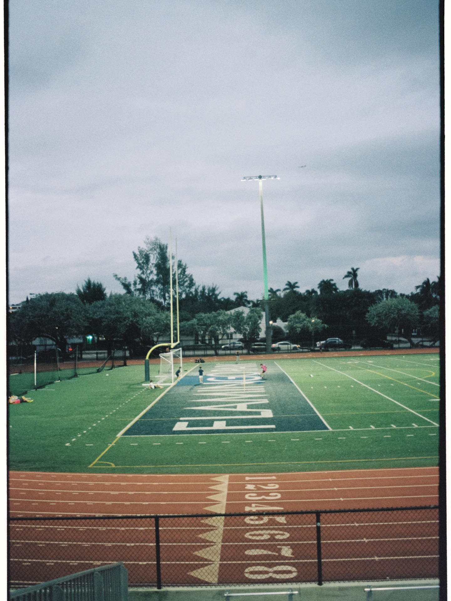 Hoy solo traigo una reflexión personal... 🙇🏽♀️
Tengo la mejor amiga del mundo. Mi cámara 📸 Es un amor. Me acompaña desde hace más de 25 años y ha recorrido el mundo entero conmigo, jamás me ha dejado tirada... siempre fiel y ready for the action. La amo! (literal 🥹) Es viejita, analógica y está oxidada, con arena y salitre. Pero sigue sacando las mejores fotos, tiene un halo mágico. Es como el buen vino, a más añejo mejor! ✨
Hoy recibí este revelado de @revelabstudio , con un rollo que estaba desde el 2023 ! No me acordaba que tenía allí... me sorprendí de ver fotos de mi viaje Maldivas y otras de mi sobri Fèlix, 2 años atrás!
Me encanta hacer eso de dejar un rollo puesto e ir tirando las fotos cuando lo sientes, porque sabes que "vale la pena" gastar ese frame y lo que sea que tengas delante lo amerita.
Sacar fotos así, tiene algo muy #zen ( no se qué, pero tiene algo!) Es un arte, saber esperar, pero no modo pasivo, sino en modo pescador... estás atento y conectado con el momento. Y si tienes suerte puedes pescar un lindo momento. Estos últimos años, he salido poco con mi cámara, no he estado en el mood , he sacado pocas fotos, me he llevado la cámara este invierno a Argentina, Miami y Puerto Rico y no he sacado ni una sola foto. Y también me gusta respetar eso de NO sentir la foto.
Para el consumo rápido existe el móvil... y está bien que así sea, es el fast food de la fotografía. Lo analógico es gourmet o michelín, plato pequeño y bien presentado. Y generalmente caro. 💸
En fin, sacar fotos hoy en día es consumir rápido, sacas mil fotos y te quedas con la mejor de esas mil...
En lo analógico, tienes un rollo de 24 o 36 fotos, tienes que medir mil movidas, y ni de coña gastas más de 2 en la misma. Y eso hace que tengas que elegir el momento, conectar y sentir algo que te mueva a tocar el disparador.
Me siento súper afortunada de haber descubierto el mundo de la fotografía antes de la era digital. Y de estar rodeada amigos/as aficionados y de muchos buenos fotografos y fotografas a lo largo de mi vida.
Siempre es lindo inspirarse de la mirada de otros... ❤️🔥
Gracias @revelabstudio 🎞️ me han hecho muy feliz hoy!
#photographer