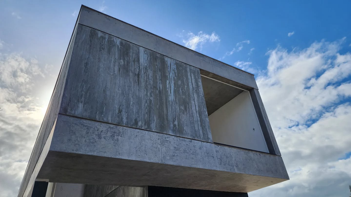 Casa Arvoredo | 2025
Concreto aparente e precisão. A fachada leste de Arvoredo revela o gesto que define o projeto: um volume limpo, proporcional e marcado pela luz da manhã.
O concreto assume seu protagonismo com textura, sombra e verticalidade, elementos que traduzem a identidade arquitetônica da Kubiko.
.
Casa Arvoredo | 2025
Hormigón visto y precisión. La fachada este de Arvoredo revela el gesto que define el proyecto: un volumen limpio, proporcional y marcado por la luz de la mañana.
El hormigón asume su protagonismo con textura, sombra y verticalidad: elementos que expresan la identidad arquitectónica de Kubiko.
.
www.kubiko.com.br
#kubiko #florianopolis #investimento