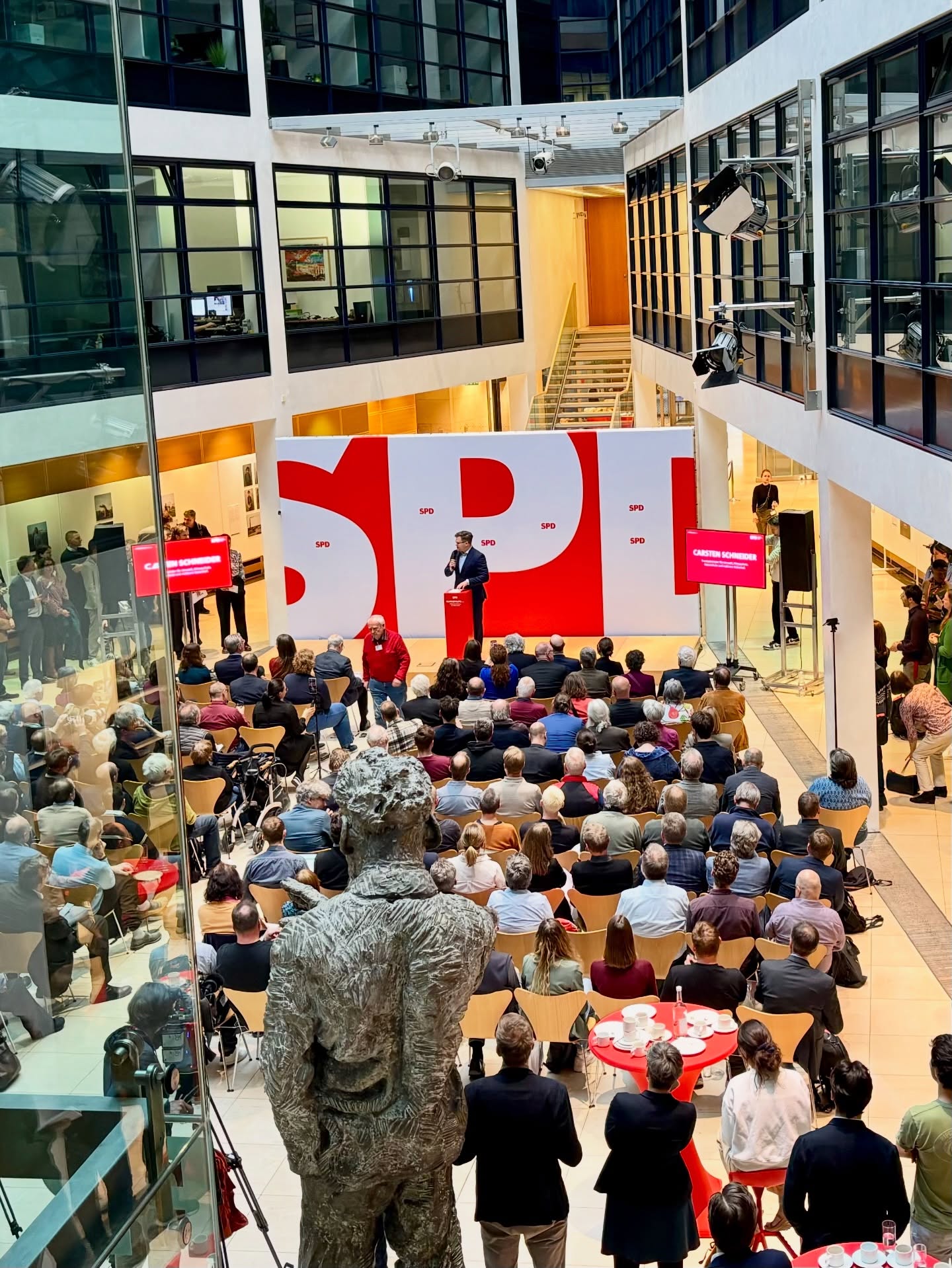 𝗞𝗹𝗶𝗺𝗮𝘀𝗰𝗵𝘂𝘁𝘇 𝗲𝗻𝘁𝘀𝗰𝗵𝗲𝗶𝗱𝗲𝘁 𝘀𝗶𝗰𝗵 𝘃𝗼𝗿 𝗢𝗿𝘁
Beim „Klimadialog live“ der @spdde in Berlin ging es um die großen Fragen unserer Zeit: Energieversorgung, klimaneutraler Umbau und kommunaler Klimaschutz. Entscheidend ist dabei nicht nur, was auf dem Podium gesagt wird, sondern was davon vor Ort tatsächlich ankommt.
Denn ob Hitzeschutz, gute Mobilität, sanierte Schulen oder eine bezahlbare Wärmewende: Klimapolitik muss im Alltag der Menschen funktionieren. Umso mehr habe ich mich gefreut, dort auch meine Fraktionskollegin @dr.christinefuhrmann zu treffen. Solche Veranstaltungen sind wichtig, weil sie die große Linie mit der kommunalen Praxis verbinden und Rückenwind für das geben, was wir auch in Halle konkret voranbringen wollen.