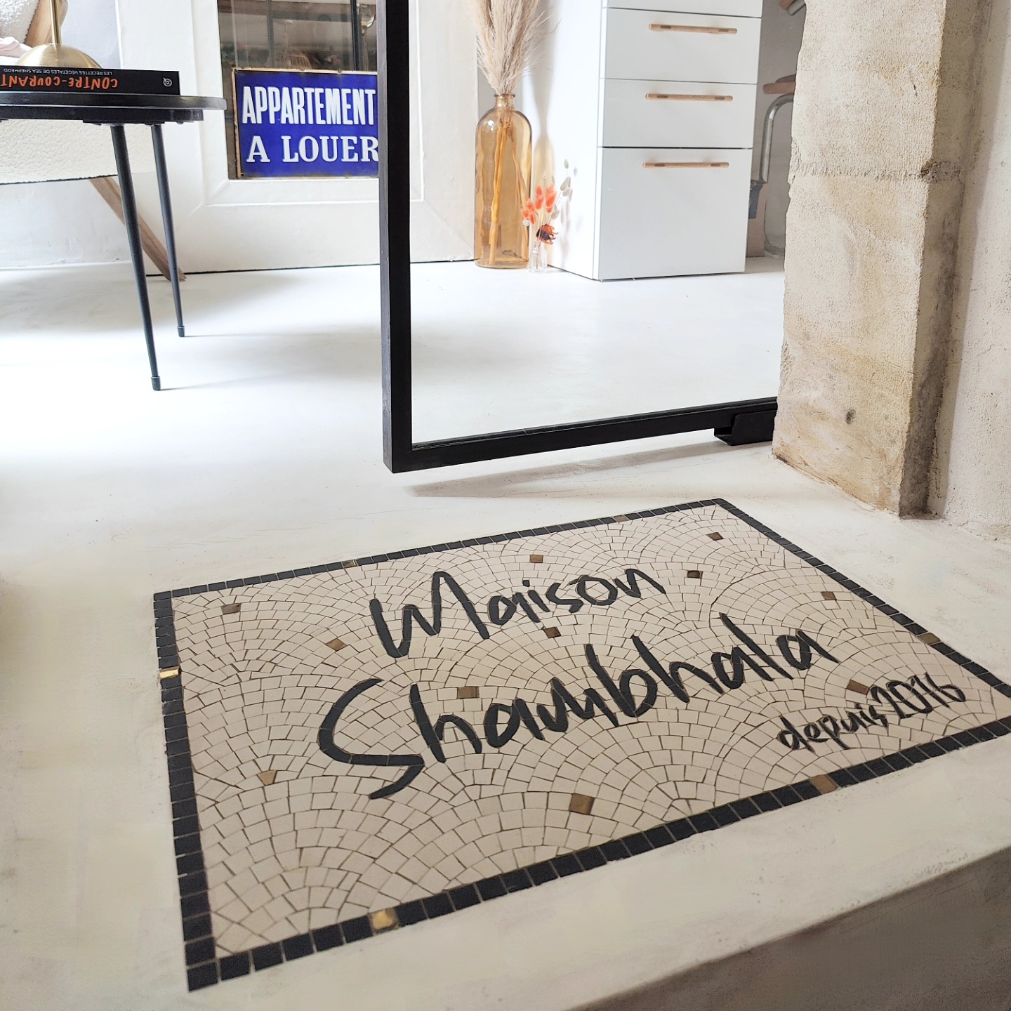 Tapis de mosaïque réalisé sur mesure pour la partie extension de cette maison.
Incrusté dans le sol en béton ciré pour un passage sans relief.
Teinte écru noir et doré.
Fabrication @mozaiqa.olga_roig
#architectureinterieure #archideco
#architecteinterieur #designerinterior #decorateur #designespace #designdeinteriores #gallishop #mosaique #decoratricedinterieur #deco #creatrice #madeinfrance🇫🇷 #homedecor #archilover #normandie #calvados #cotefleurie #cotedenacre