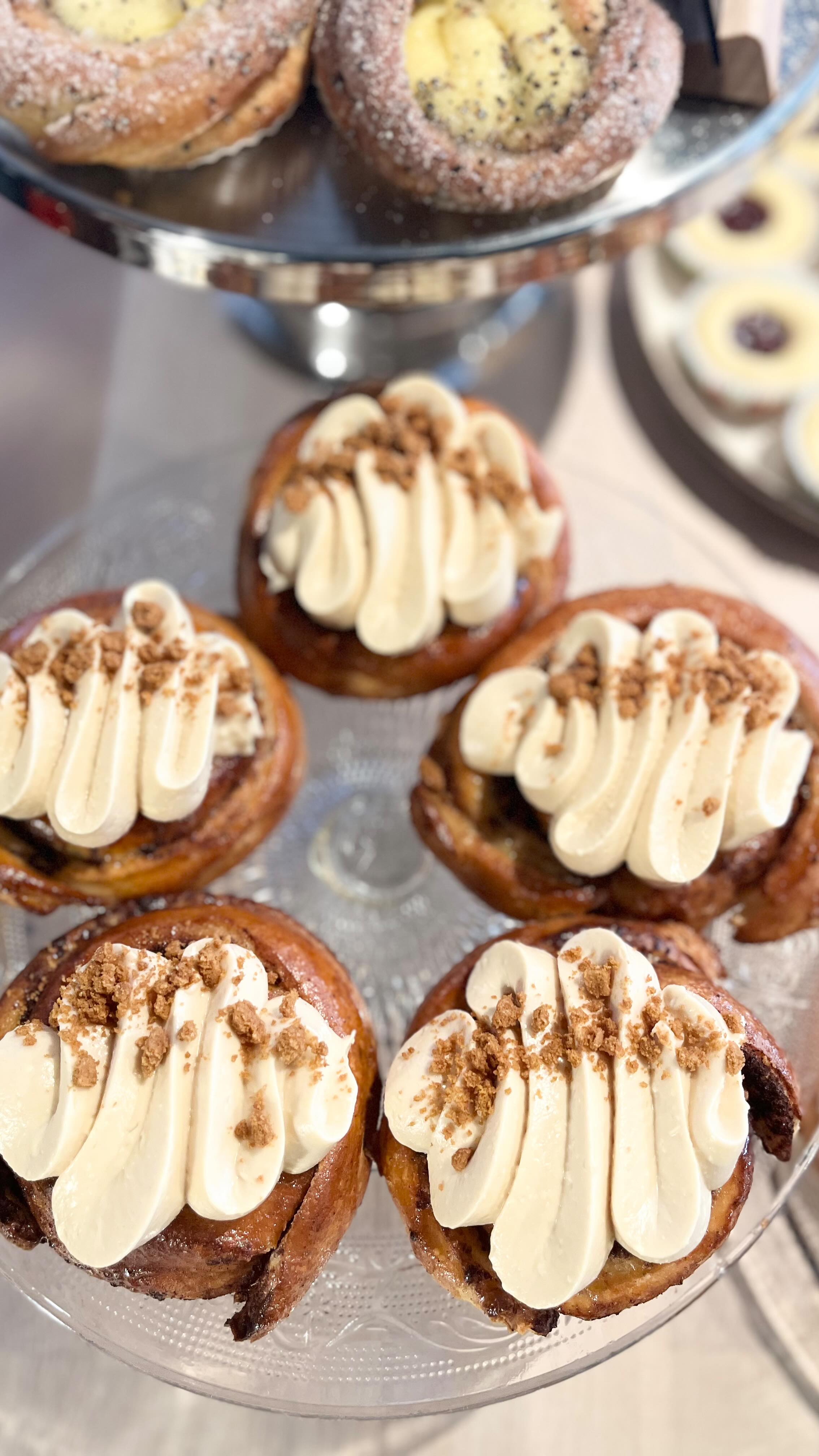 Idag testar vi Biscoff cinnamon roll 🤤
En saftig bulle med kanel, färskost & krämig Biscoff😍
Alltså den här måste ni testa 🫶
Öppet idag fredag
09.00-16.00❤️
#biscoff #buns #love