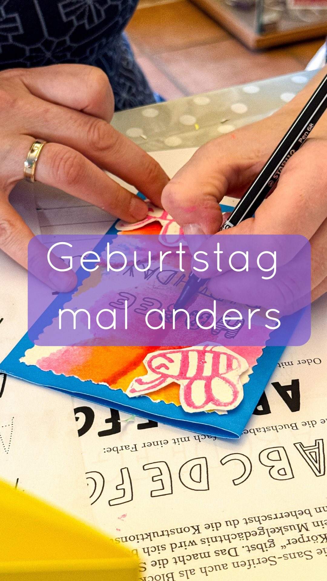 ☀️ Du planst einen besonderen Anlass in Hannover oder der Region und wünschst dir eine Feier,
die sich nicht nach Standard-Sekt-und-Häppchen anfühlt sondern nach Tiefe, Verbindung und echtem Erleben?
✨ Gemeinsam gestalten.
✨ Gemeinsam lachen.
✨ Mit etwas nach Hause gehen, das bleibt.
Meine Kreativen Feiern für Erwachsene sind exklusive Workshops – privat bei euch zu Hause.
Ich komme mit einem durchdachten Konzept, hochwertigen Materialien
und begleite euch Schritt für Schritt – auch ohne Vorkenntnisse ☺️
Ihr wählt aus festen Workshop-Themen
oder wir passen das Erlebnis individuell an euren Anlass an.
Perfekt für:
✨ besondere Geburtstage
✨ entspannte Junggesellinnenabschiede
✨ Freundinnen-Abende
✨ kleine Teams, die echte Verbindung suchen
📍 Hannover & Region Hannover
Termine sind individuell planbar.
Wenn du Themen, Preise und Ablauf erhalten möchtest,
schreib mir gern per DM
oder sende mir direkt eine Mail mit deinem Wunschtermin.
Ich melde mich persönlich bei dir zurück! 💌
Kalligraphie | Lettering | Illustration | Schriftkunst | Kreative Feiern | Hannover