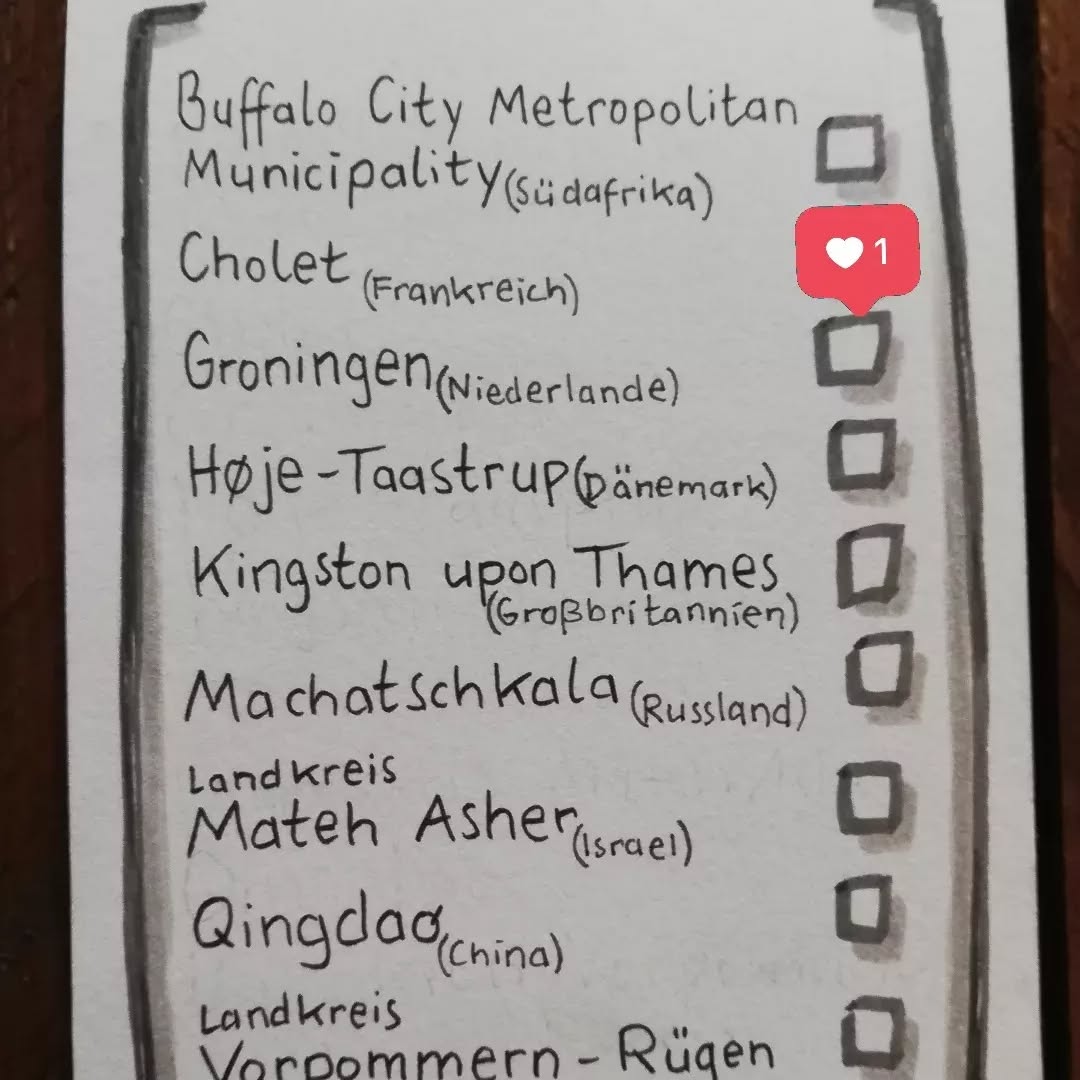 Cholet (Frankreich) | Kulturpartner: NAM
English below
Anna Taubes Brief und Kunstwerk wurden zum Künstler NAM in Cholet verschickt. Seine Antwort haben wir über den Postweg zurückerhalten und diese hängt im Original in der Ausstellung.
Wir freuen uns, wenn auch Sie bis zum 17. August Zeichnungen, Bilder und Collagen bestaunen und lesen, wie Kreative immer wieder neue Wege finden. Nehmen Sie die Eindrücke der Ausstellung mit nach Hause und - schreiben uns gerne einen Brief.
Anna Taube
Instagram @projekt.ae
NAM
Facebook @nam.airaud
Instagram @nam.artiste
Website https://nam-k.fr/
-----
Cholet (France) | Cultural partner: NAM
Anna Taube's letter and artwork were sent to the artist NAM in Cholet. We received his reply by post and the original can be seen in the exhibition.
We would be delighted if you too were to marvel at drawings, paintings and collages until 17th of August and read how creative people are always finding new ways.
Take the impressions of the exhibition home with you and - feel free to write us a letter.
#11friendsofculture #brieffreundschaft #partnerstädte #machwerkoldenburg #stadtoldenburg #oldenburg #kulturbüro #kulturförderung #jungekultur #exchange #austausch #brief #kulturbrief #culturalexchange #kunst #artwork #künstlerkorrespondenz #international #kultur #kulturstadt #innovation #wirbrauchenkunst #analog #selbstgeschrieben #handschriftlich #selbstgestaltet #reflexion #nachhaltig #kunst
www.kulturaustausch-oldenburg.de