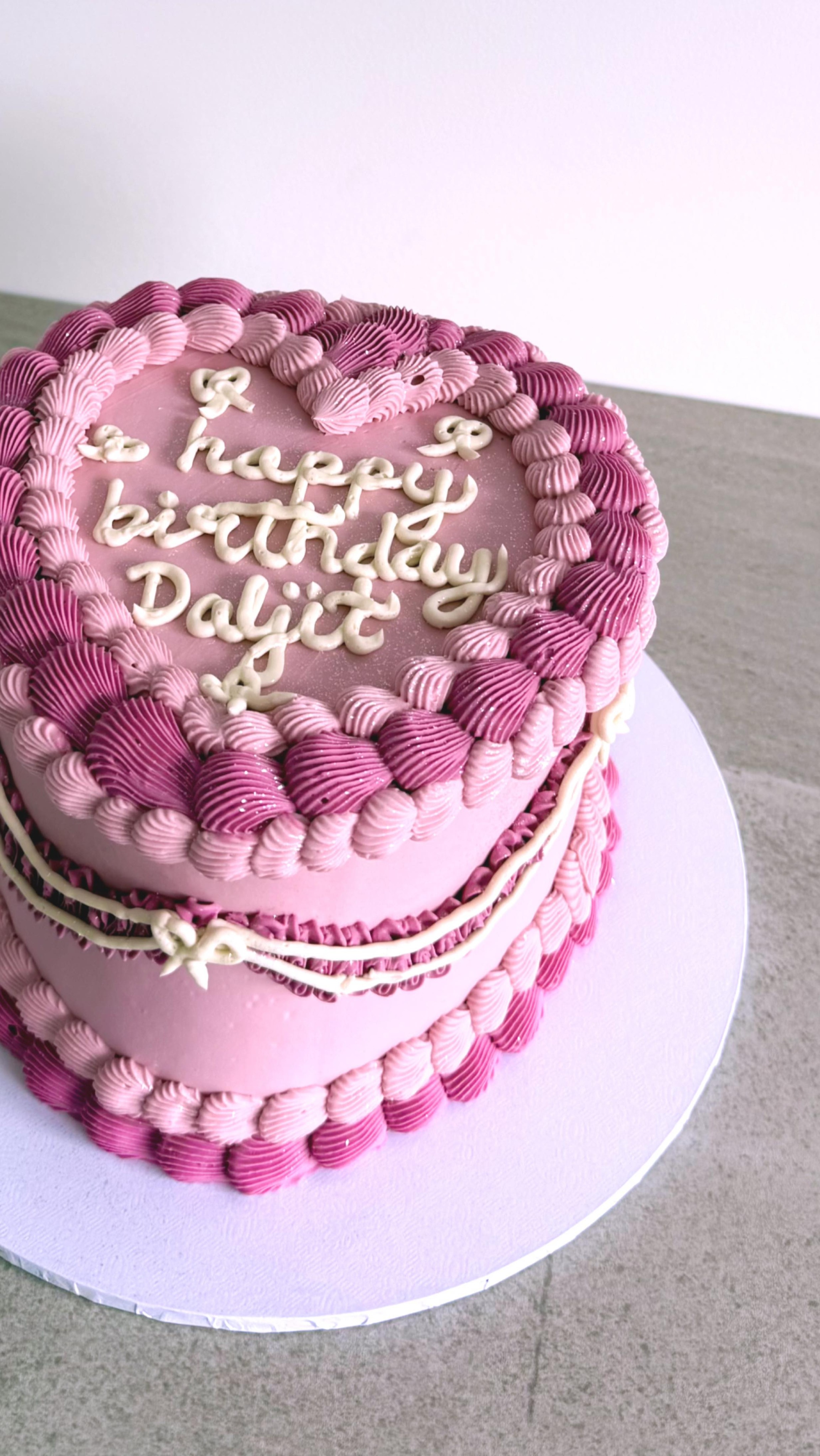 ✨ Recent creations from Sweet Retreat NZ ✨
Every cake tells a story… and these ones have been EXTRA special 🎂💫
From dreamy textures to bold, beautiful designs — I’ve been busy bringing your visions to life and I’m honestly obsessed with how these turned out 😍
Which one is your favourite? 👀👇
💌 Taking bookings now — let’s create something unforgettable for your next celebration
#SweetRetreatNZ #CustomCakesNZ #AucklandCakes #CakeArt #Cakedecorating