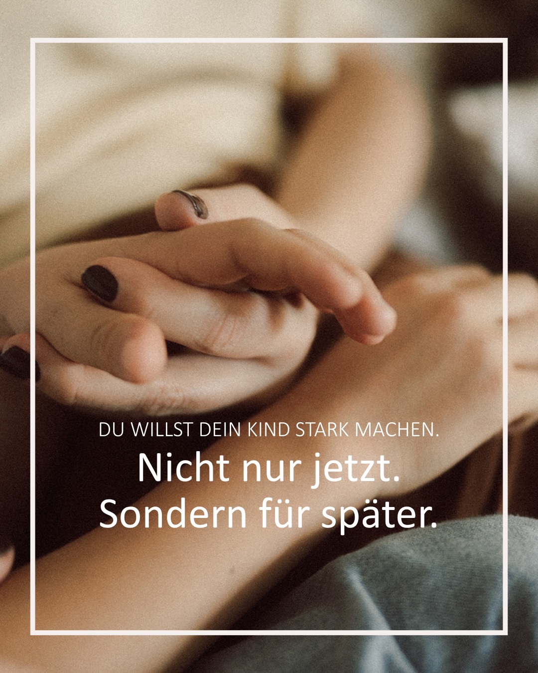 Du kannst nicht jeden Moment perfekt begleiten, aber du kannst bewusst die Umgebung mitgestalten, in der dein Kind jeden Tag aufwächst.
Zum Beispiel mit kleinen Botschaften auf Postern,
die ganz nebenbei wirken, oder mit Karten, die das Selbstbewusstsein stärken und schöne Gespräche mit deinem Kind anstoßen.
animinimundo studio ist genau aus diesem Gedanken entstanden: Produkte zu gestalten, die nicht nur schön sind, sondern deinem Kind auch etwas mitgeben - für einen gesunden Umgang mit Gefühlen, mehr Selbstvertrauen und emotionale Stärke.
Wenn du magst, schau dich gern in meinem Online-Shop um! Den Link findest du in der Bio. ✨