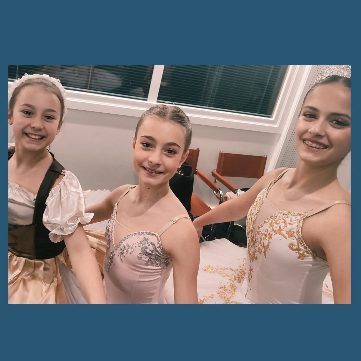 ✨ Bravo à nos danseuses pour ce magnifique week-end de danse ! 🩰
Le concours Nijinsky fut un moment exceptionnel, avec un niveau remarquable et une ambiance inspirante. ✨
💐Un grand merci aux organisateurs pour leur accueil, aux membres du jury pour leur bienveillance et leurs conseils (un jury d'exception !), ainsi qu’aux parents pour leur confiance et leur soutien. ❤️
Beaucoup de fierté et de bonheur de voir tant de passion, de travail et de sourires sur scène ! 🩰✨
Bravo Alice, Emilie et Louise! Nous sommes très fier.e.s de vous! 💖
✨Alice - junior 1 - médaille d'or 🥇
✨Louise - étude 1 - médaille d'argent 🥈
Merci @francoismauduit @geraldinelucas26
@compagnie_francois_mauduit
@etd1007 @marffinette #Danse #ConcoursNijinsky #PassionDanse #JoieDeDanser #eysinesmaville #eysines #eysinesculture #merignac #merignacmaville #bordeaux #bordeauxmaville #bordeauxmetropole #bruges #lebouscat #lehaillan #bassindarcachon #audenge #audengemaville #arcachon #balletcompetition #ballet #danseclassique #concoursdedanse