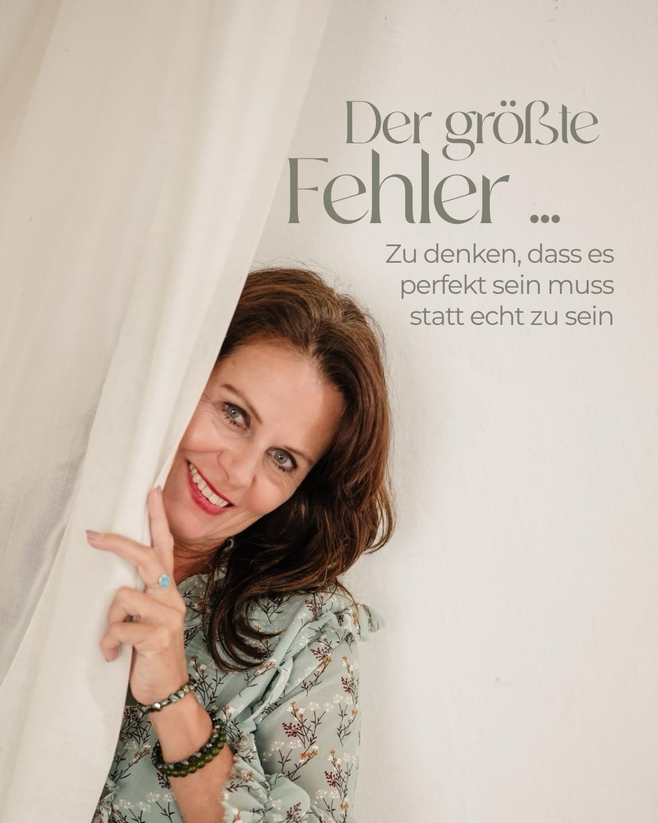 Der größte Fehler ist nicht, sich nicht zu zeigen.
Sondern zu glauben, man müsse erst „perfekt“ sein, um sichtbar zu werden.
Perfektion schafft Distanz.
Echtheit schafft Verbindung.
Und Sichtbarkeit ohne Verbindung?
Bleibt bedeutungslos.
Die Menschen erinnern sich nicht an perfekt.
Sie erinnern sich an das, was sie fühlen konnten.
Also hör auf zu warten.
Und fang an, echt zu sein.