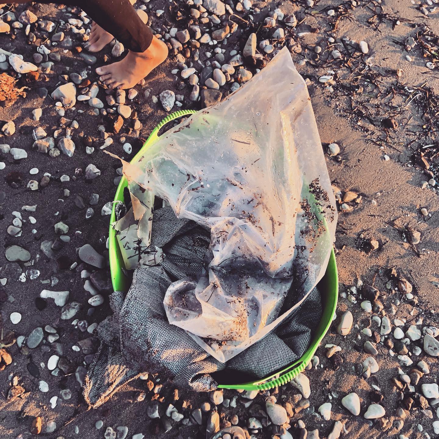 Das hat man davon, wenn man vor den Kindern die Öko’s raushängt. Statt den Sonnenaufgang bis zum Schluss zu geniessen und dann zügig vorwärtszumachen, weil man hat ein durchgetaktetes Tagesprogramm vor sich, alles durchdacht mit zusammenpacken, auschecken, alle noch rasch duschen, Ortsverschiebung und - am wichtigsten - Aufbruch, bevor alle wieder Hunger haben, heisst es plötzlich: „Du, da häts ganz viel Plastik agschwämmt i de Nacht… .“
Also holt man schuldbewusst zwei „Geltene“ und wirft die ganzen Pläne regelrecht über den Abfallhaufen.
.
.
.
.
.
.
#lebenmitkindern #lebenmitkind #parents #parentslife #wireltern #elternsein #umweltverschmutzung #meer #meerliebe #environment #environmentalpollution #mom #momlife #maman #mamansuisse #mama #mamaleben #parenting #momof3 #momofthree #vorbild