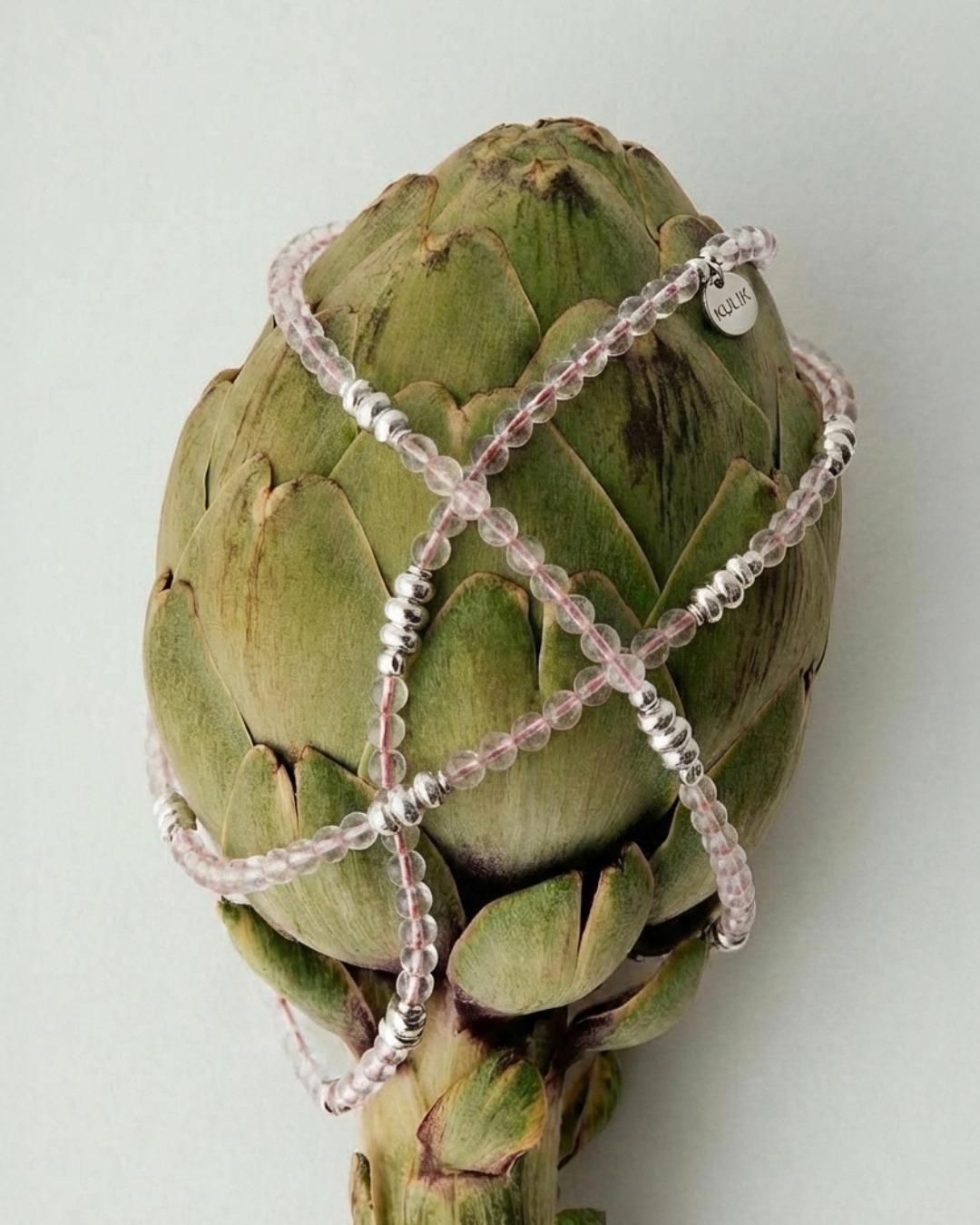 Delikatność, która ma w sobie siłę
Kryształ, subtelnie przełamany kolorem pomarańczowej nitki, spotyka się ze srebrem i tworzy coś więcej niż biżuterię — mały rytuał codzienności.
Naszyjnik, który możesz nosić blisko siebie. Lekki, ale wyrazisty. Naturalny, ale z charakterem.
Ręcznie tworzony, z uważnością na każdy detal.
Bo najpiękniejsze rzeczy dzieją się właśnie w tych kontrastach.