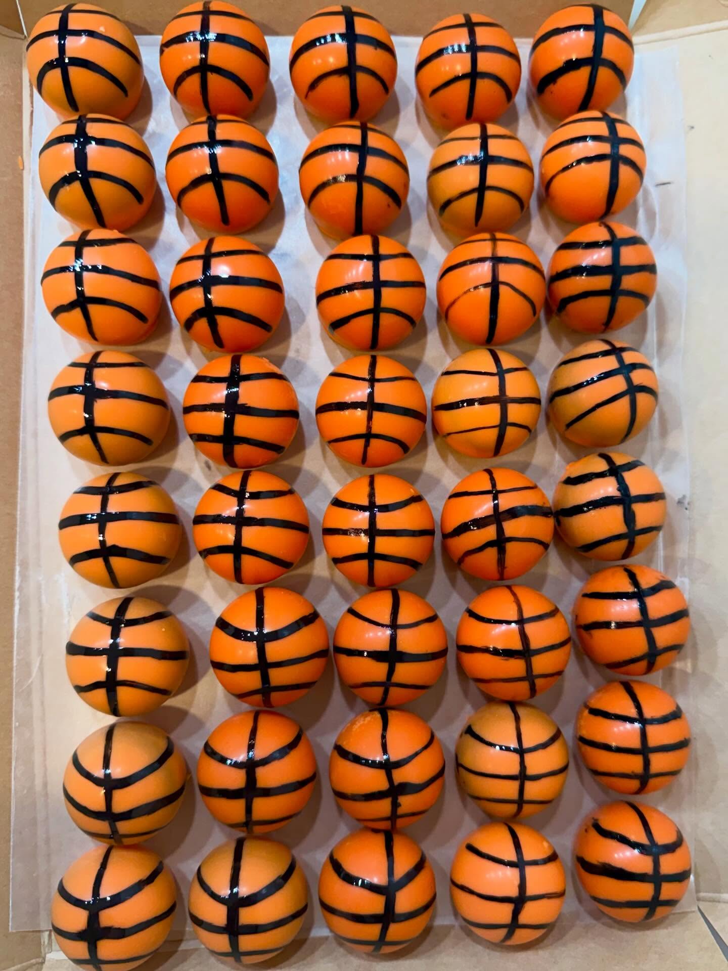 March Madness 🏀 is in full swing at our house. And what a fun way to celebrate a March madness basketball party then with these basketball inspired Oreo truffles.
#oreotruffles #marchmadness #basketballtreats