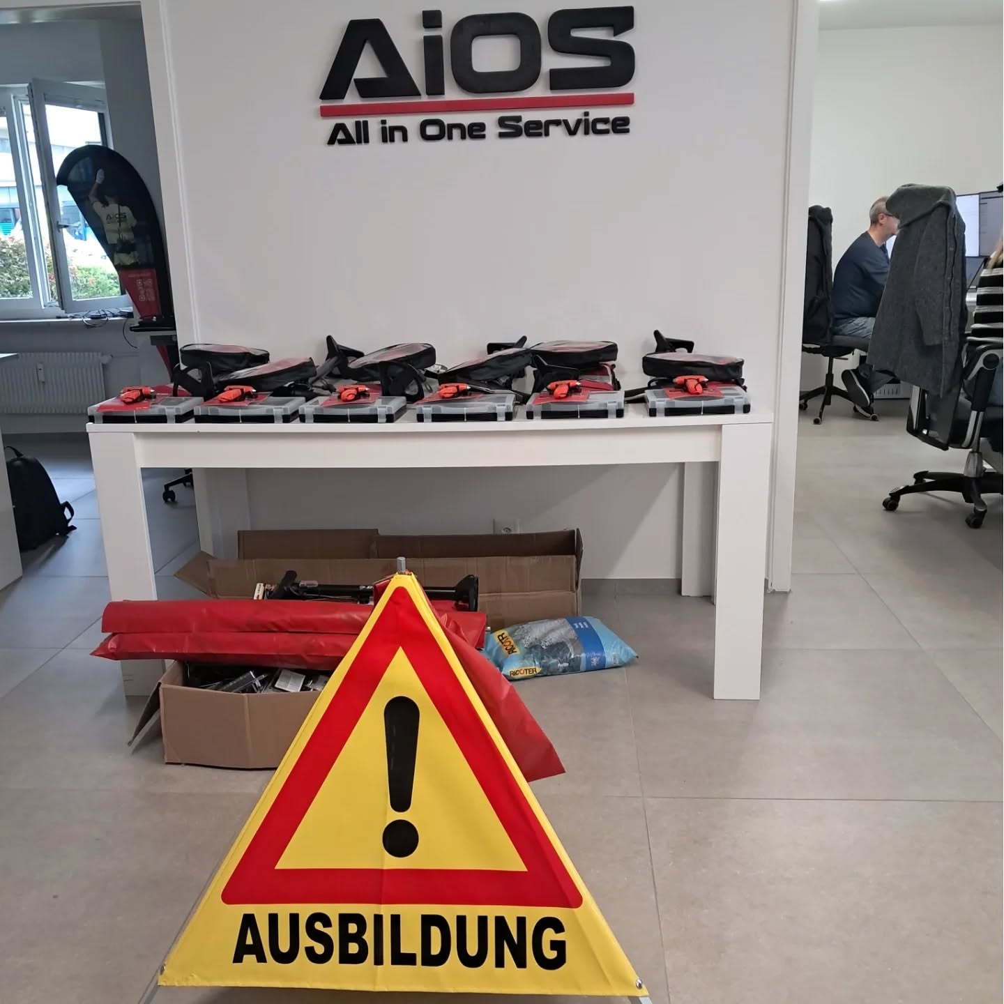 Wir legen grossen Wert auf die Aus- und Weiterbildung unserer Mitarbeitenden 📈
Ob im Verkehrsdienst 🚦, in der Ersten Hilfe ⛑️ oder im Ordnungsdienst – wir sorgen dafür, dass unser Team stets bestens geschult und vorbereitet ist. Denn Qualität, Sicherheit und Professionalität stehen bei uns an erster Stelle. 💪