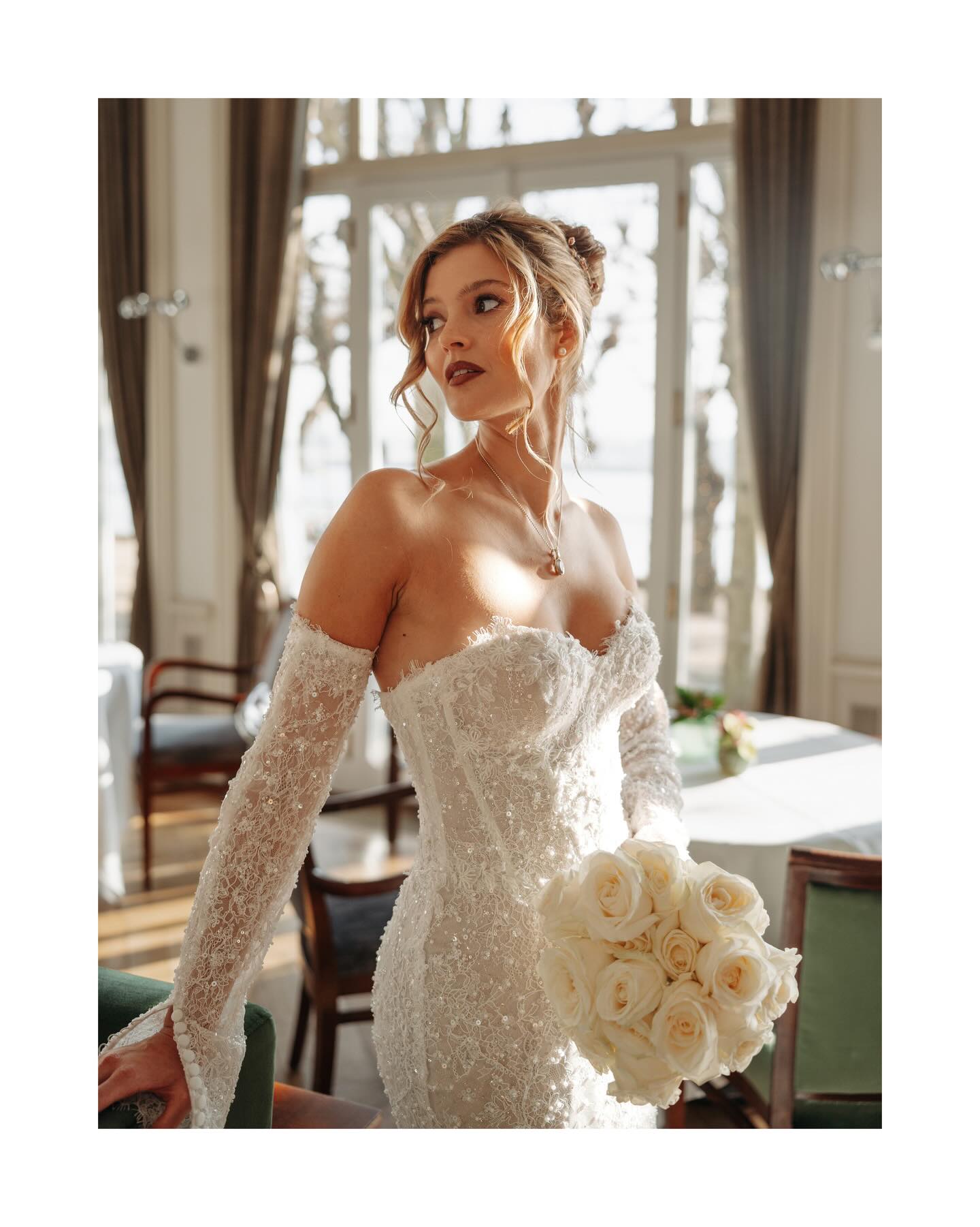 Wenn das Licht genau im richtigen Moment den Raum berührt, entsteht etwas, das man nicht inszenieren kann. Es ist dieses leise Strahlen, diese Wärme auf der Haut, die alles echt und lebendig macht. Genau dort beginnt für mich wahre Schönheit.
Credits
Photography: @jaronkwast.photography
Styling: @brautstyling_sabineoverbeck
Model: @carli_johanna
Dress: @truesociety_hamburg
Location: @hotellouiscjacob
#hochzeitsfotografhamburg #hamburghochzeit #hamburgwedding
#hotellouiscjacob #louisjacob elbchaussee
hamburgluxury hamburgelegance hamburgstyle
hamburgbraut brauthamburg hamburgbridal
hamburghochzeitsfotograf hamburgweddingphotographer
editorialwedding fineartwedding luxuryweddingphotographer