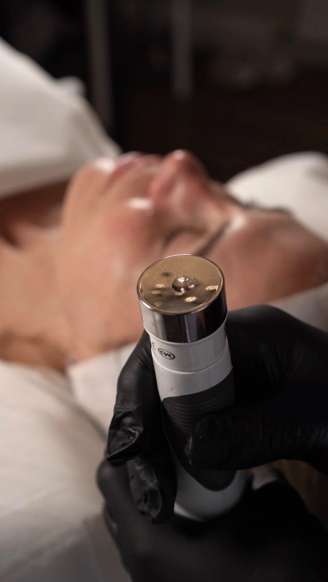 The SonoPoration in action for our Plason Facial✨
This isn’t just skincare… this is advanced skin technology 🤍
Using a combination of cold atmospheric plasma + ultrasonic (sono poration), this device works on a deeper level to completely transform the skin:
💧 The “plasma shower” sterilises the skin by killing acne-causing bacteria, clearing acne breakouts 🫧
💧 Helps tighten + regenerate skin by boosting collagen, and the glow it leaves is just 😮💨
💧 Breaks down pigmentation for a brighter, more even complexion ☀️
💧 Creates tiny channels in the skin to push active ingredients deeper 😍
What you get:
✔️ Clearer skin
✔️ Smoother texture
✔️ Brighter, more even tone
✔️ Firmer, healthier glow
Best part? It’s completely non-invasive, pain-free & no downtime… just results ✨