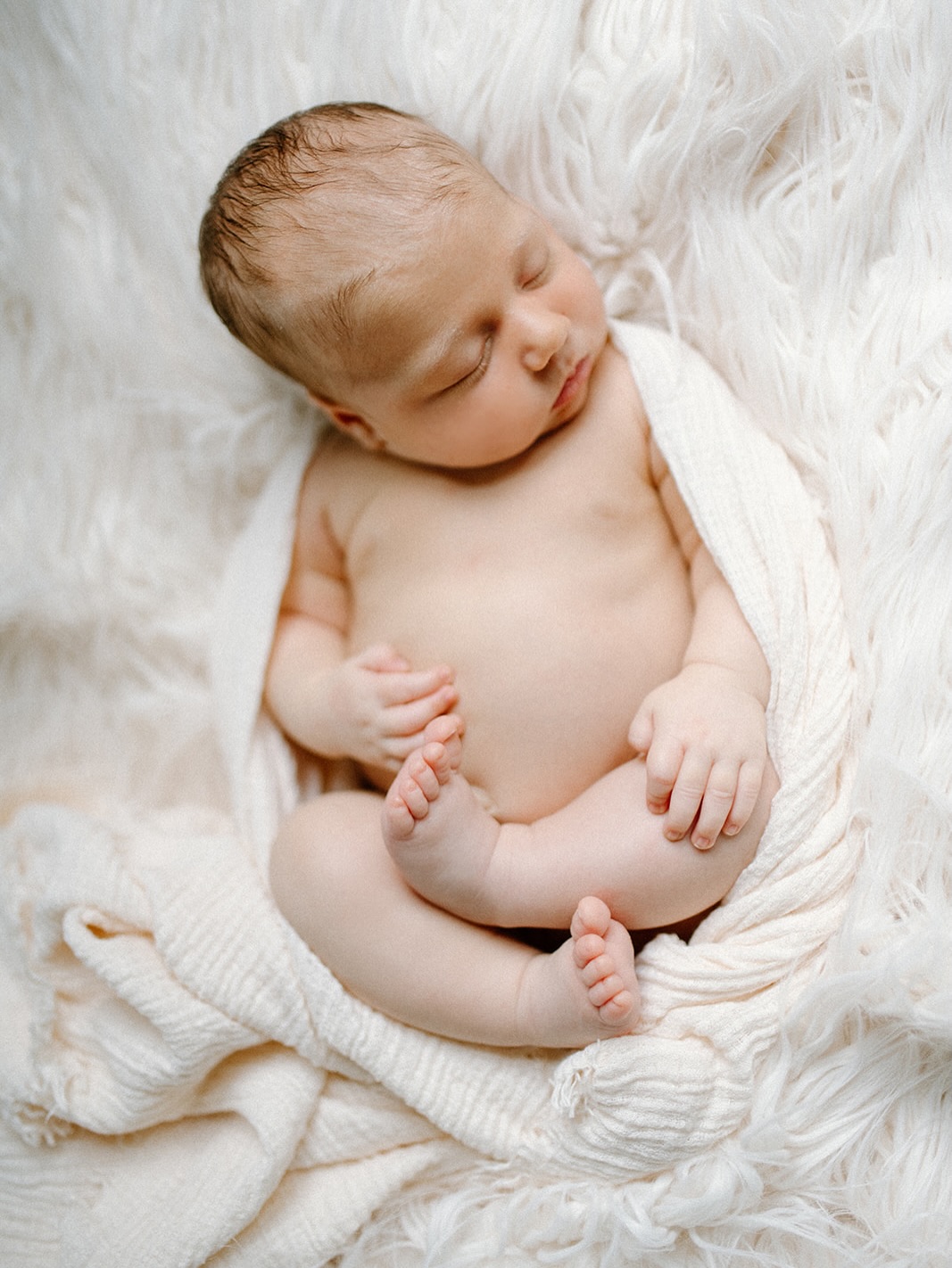 Simple poses and soft, natural tones for a timeless newborn look 🤍