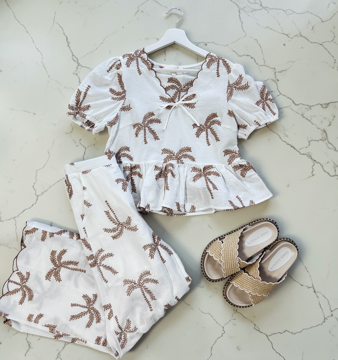 How adorable are these two new sets?! ✨ Perfect for April vacation, stop by and upgrade your getaway wardrobe 🌴☀️
#BostonMicroneedling #BMSkincare #AprilVacation #VacationStyle #BoutiqueFinds