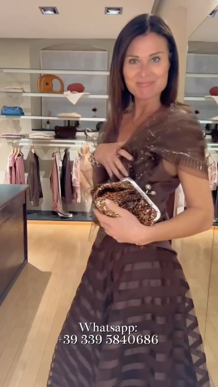 Outfit unico, elegante e particolare per una festa, una cerimonia!
Nelle storie lo reinventiamo un po’! Seguitemi!
#parosh #outfit #cerimoniadonna #abbigliamentodonna #altamoda