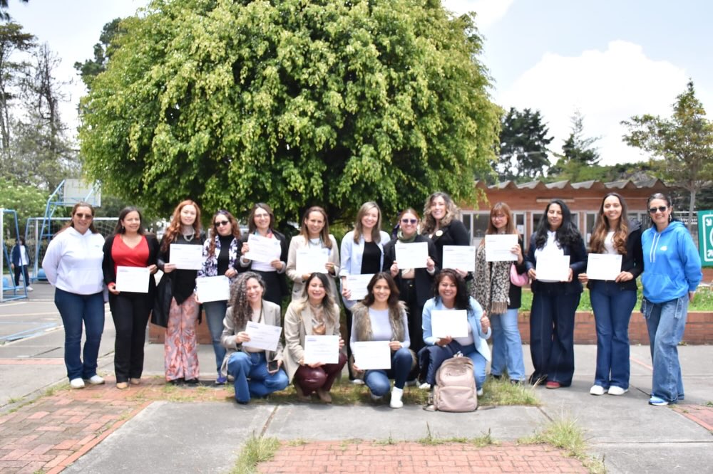 ✨ Marzo es más que una conversación, es acción e impacto.
Desde Mujeres TIC, junto a ETB, vivimos STEAM EMPODERARTE, una jornada llena de inspiración, creatividad y conexión con estudiantes y docentes de los colegios Tomás Alva Edison y Álvaro Camargo.
Un espacio donde lo humano y la tecnología se encontraron para abrir nuevas oportunidades 💜
Nos acompañaron mujeres que inspiran:
• Carolina González
• Martha Liliana Barrantes
• Adriana Correa
• Nathalie Vélez
• Adriana G. Cortés
#MujeresTIC #STEAM #Empoderamiento #Tecnología #Educación