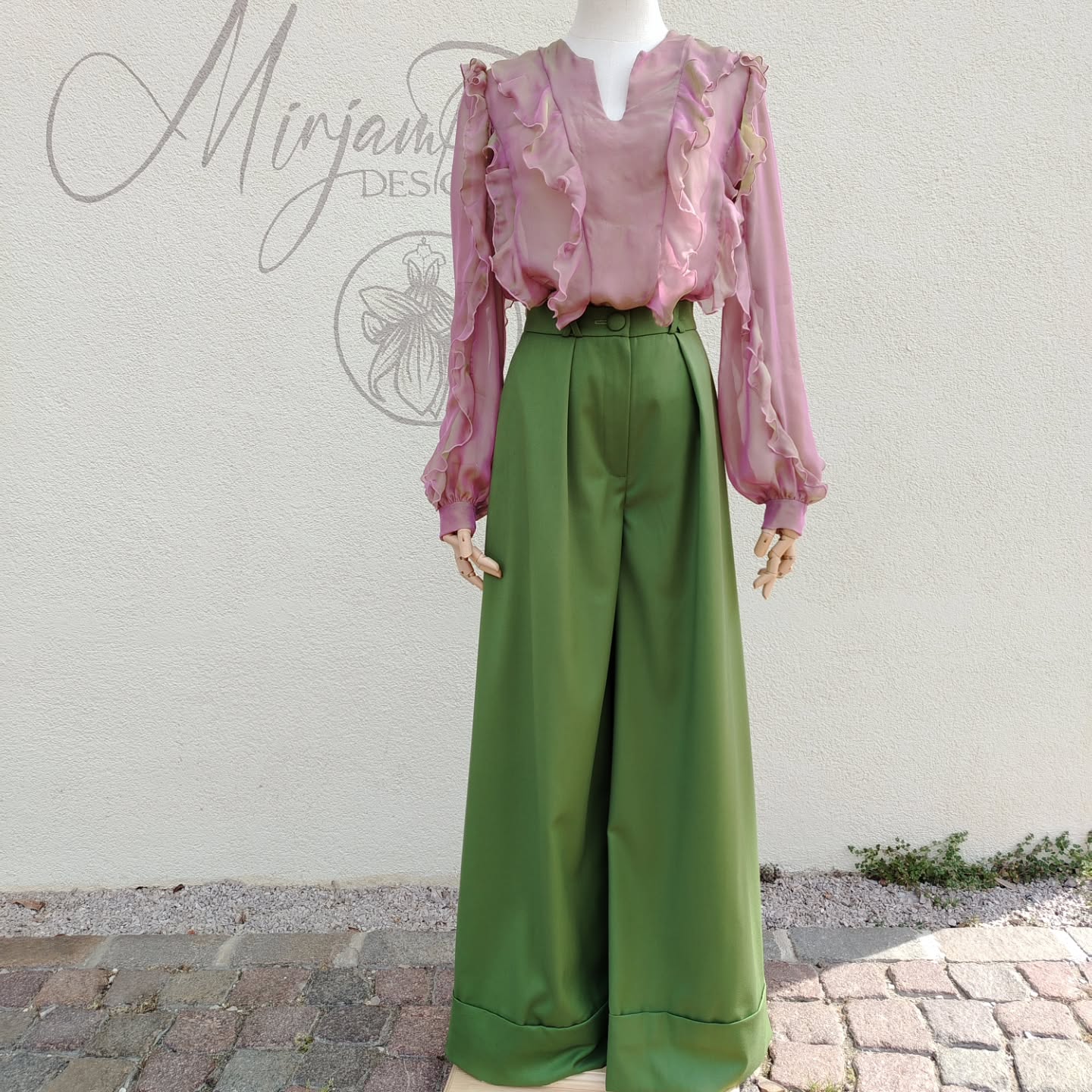 Grüne Hose aus Bambuss mit Rosa Bluse aus irisierender Seide.
Preis auf Anfrage