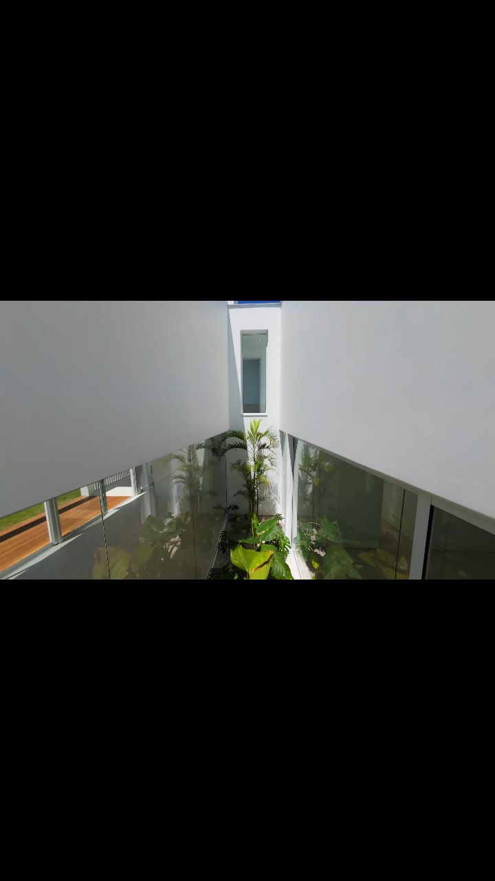 Casa Laranjeiras | 2025
Uma casa branca e silenciosa, que se fecha para a rua e se abre para os fundos. Sua implantação no terreno permite que a luz natural acompanhe cada ambiente ao longo do dia, definindo formas, sombras e linhas puras que dão ritmo à casa.
Com 297 m² de área construída e amplos espaços externos, a casa combina proporção, luminosidade e conforto. Os materiais reforçam sua identidade contemporânea: paredes brancas, porcelanatos Portobello, microcimento nos banheiros, esquadrias de alumínio branco fosco, porta principal em alumínio amadeirado e ACM, e deck de cumarú.
Cada detalhe expressa a busca por precisão e serenidade — uma arquitetura pensada para habitar com luz, sobriedade e sofisticação.
Ficha técnica:
Localização: Ingleses, Florianópolis, SC – Brasil
Tipologia: Residência unifamiliar de dois pavimentos em condomínio fechado
Arquitetura: Proyecto C – Argentina
Conclusão: 2025
Área construída: 297 m²
Área total: 513 m²
Unidades: 1
Dormitórios: 4 suítes
Banheiros: 4 banheiros + lavabo
Vagas de garagem: 6 (2 cobertas + 4 descobertas)
Diferenciais: Jardim interno a céu aberto, claraboias na escada e nos banheiros, ampla iluminação natural, ventilação cruzada, fachada branca atemporal, terraço privativo, deck de cumarú. Dormitórios com excelente orientação solar (norte/leste) e pavimento térreo integrado ao jardim dos fundos.
.
www.kubiko.com.br
#kubiko #florianopolis #investimento