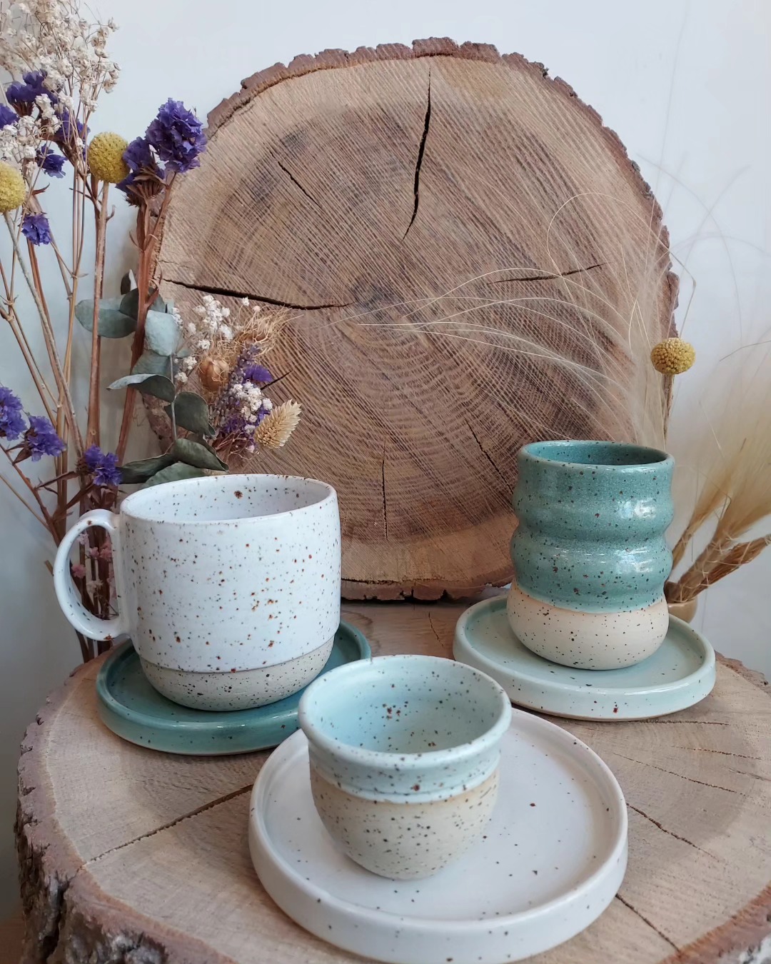 MAI | JUIN 2024
😶🌫️ à la boutique de l'atelier 😶🌫️
COLLECTION GRAINS DE BEAUTÉ
Bon à part ce printemps qui n'est jamais vraiment arrivé... tout va bien au dessous des nuages et de la pluie.
☔️
Sinon, le but de cette publication était de vous présenter les trois modèles de tasses en céramique pour boire... du café, du thé, de l'eau, des jus ou tout autre nectar apprécié.
☕️🧉🍵
Mug avec anse, tasse accordéon et tasse à expresso. Avec ou sans la petite soustasse.
C'est toujours elle !
La collection GRAINS DE BEAUTÉ.
Les pièces sont tournées au tour de potier avec du grès blanc pyrité.
Les émaux satinés sont fabriqués maison : blanc, turquoise et sauge.
🤍💙💚
Bien le bisou.
😚
_______________________________________________
#mug #tasseacafe #tasseathe #cafe
#the #céramique #paris #paris12 #boutiqueceramique #faitmainenfrance #tempsdeterre