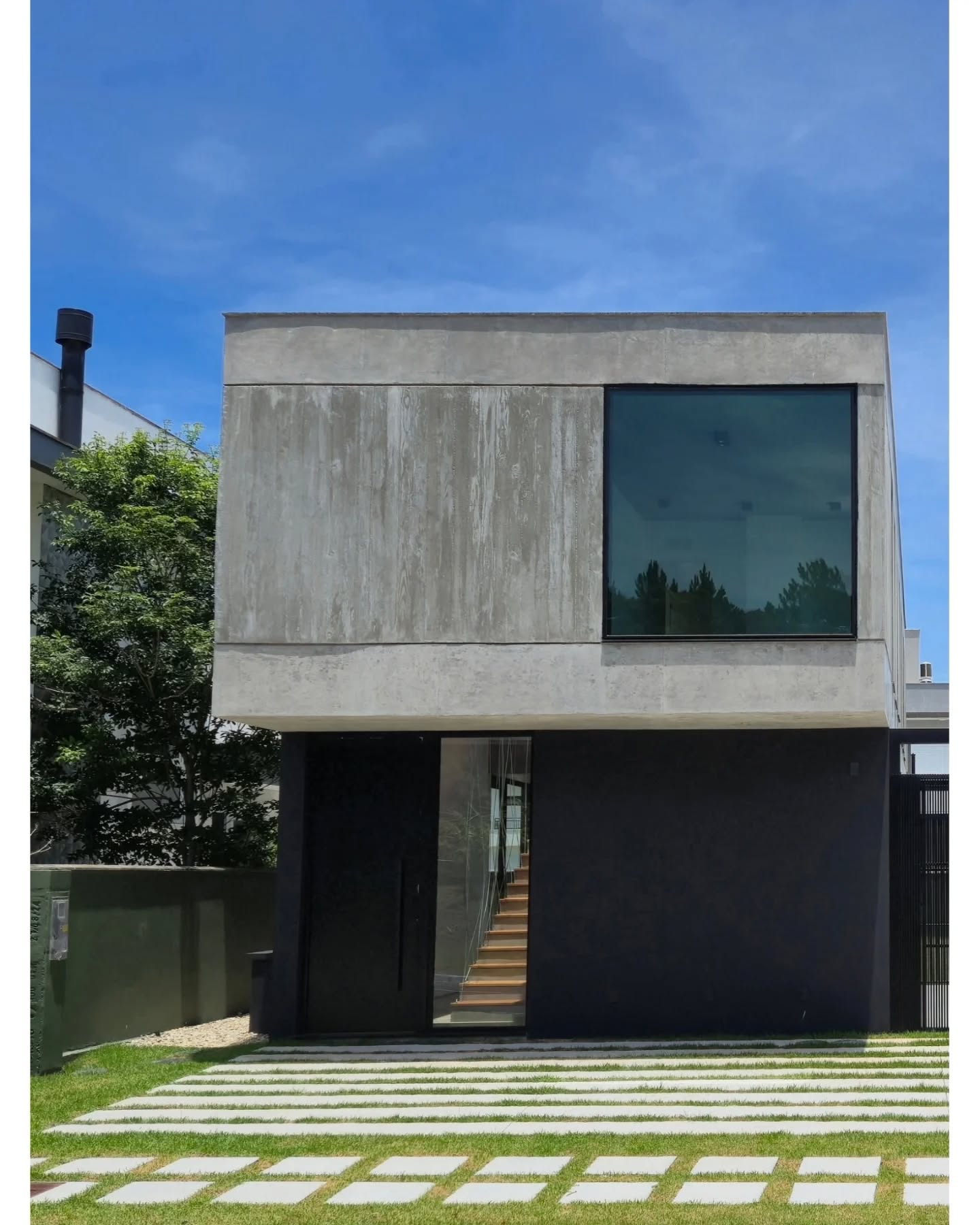 Casa Arvoredo | 2025
A Casa Arvoredo implanta-se em um terreno de 15×27m, encostada na divisa sul e aberta para o norte, leste e oeste.
Um volume longitudinal de 5,7m de largura percorre todo o lote — do recuo frontal até os fundos — definindo uma arquitetura precisa e contemporânea, de linguagem brutalista e materialidade nobre.
Com 317m² de área construída e amplas áreas externas, a casa foi projetada para oferecer amplitude, luz natural e ventilação cruzada, promovendo um ambiente equilibrado e confortável.
No térreo, há uma suíte que traz praticidade e flexibilidade de uso; o pavimento superior conta com três suítes e um terraço voltado para o oeste, pensado para apreciar o pôr do sol.
Ficha técnica:
Localização: Ingleses, Florianópolis, SC – Brasil
Tipologia: Residência unifamiliar de dois pavimentos em condomínio fechado
Arquitetura: Proyecto C – Argentina
Conclusão: 2025
Área construída: 317 m²
Área total do terreno: 542 m²
Unidades: 1
Dormitórios: 4 suítes (1 no térreo + 3 no pavimento superior)
Banheiros: 4 banheiros + 1 lavabo
Vagas de garagem: 6 (2 cobertas + 4 descobertas)
Diferenciais: Arquitetura contemporânea de linguagem brutalista e materialidade nobre. Implantação na divisa sul, com jardim lateral voltado para o norte e excelente insolação. Suíte no térreo com acesso direto ao exterior. Amplas aberturas e ventilação cruzada. Terraço voltado para o oeste, ideal para apreciar o pôr do sol ou incorporar um fire pit. Claraboias na escada e no corredor superior.
.
www.kubiko.com.br
#kubiko #florianopolis #investimento