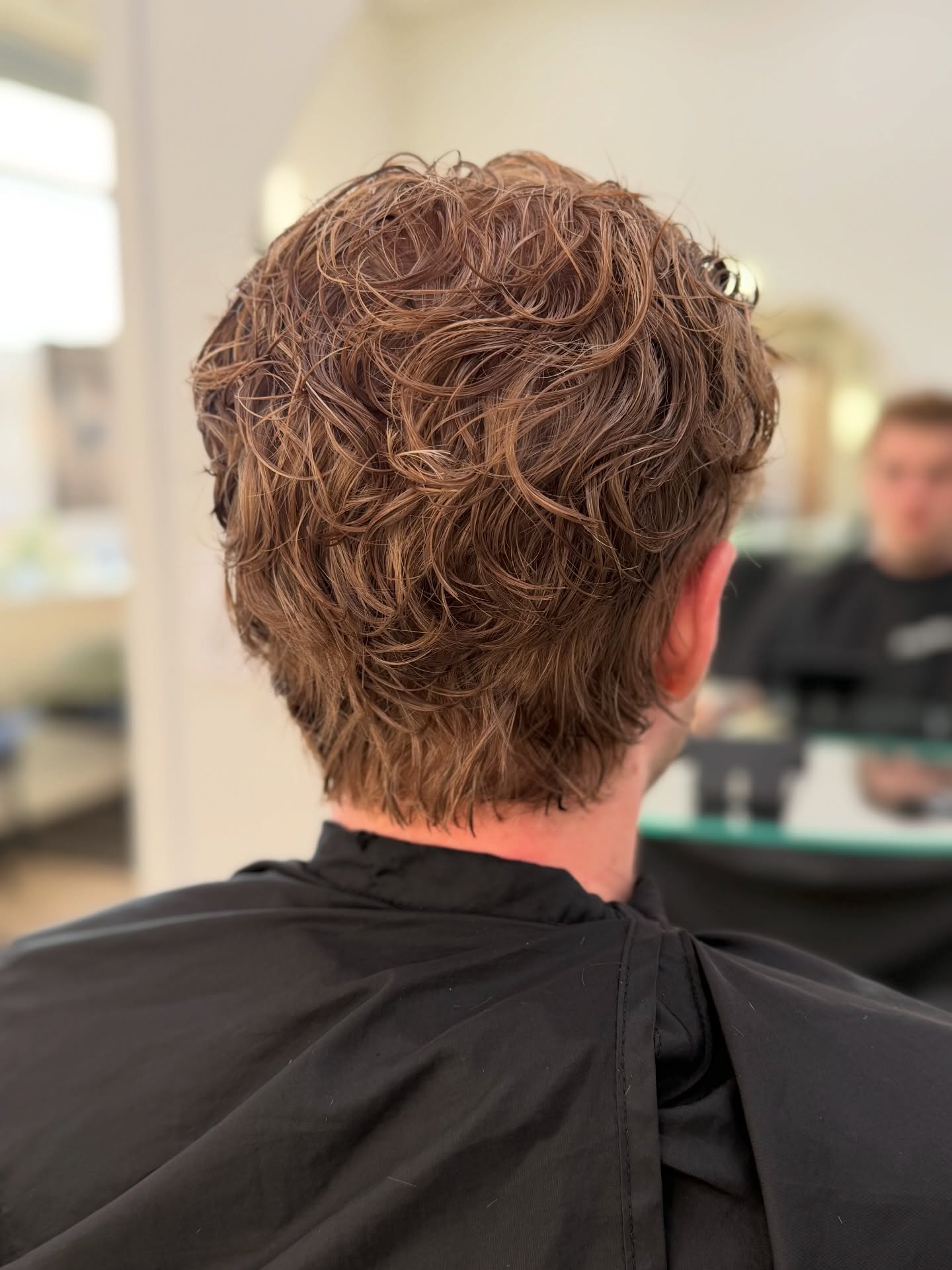 Mjuk permanent ✨
Ge håret ett mjukt fall för att underlätta stylingen och få mer liv och rörelse 🪮
Här la vi även några få ljusa slingor i håret för att möta upp de solblekta slingorna i luggen (svep för att se förebild) Vill du veta mer? Skicka ett DM 📩🤩