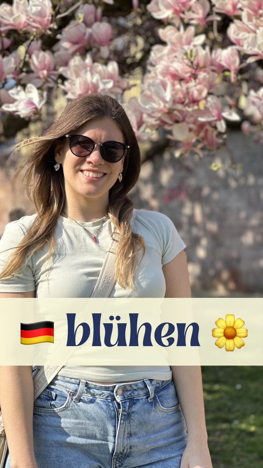 🇩🇪 Blühen, aufblühen oder verblühen? 🌸 Was ist eigentlich der genaue Unterschied auf Deutsch? 🧐
Unter dieser wunderschönen Magnolie erkläre ich es dir. Dieser Wortschatz ist perfekt für den Frühling!
➡️ blühen = die Blume oder Knospe ist offen und zeigt ihre Blüten
➡️ aufblühen = der Moment, in dem die Knospe sich öffnet
➡️ verblühen = die Blüte verwelkt langsam und fällt irgendwann ab
Ich hoffe, der Unterschied ist nun klar und du konntest deinen Wortschatz erweitern, um dich auf Deutsch präziser und natürlicher auszudrücken. 💬✨
💬 Übe jetzt ein bisschen Deutsch mit mir:
In welcher Stadt kannst du gerade so schön blühende Bäume sehen? 🌸
Erzähle es mir in den Kommentaren! 👇😊
Liebe Grüße
Deine Deutschlehrerin
Verenita
🖤❤️💛
#deutschlernen #wortschatzlernen #deutschb2 #deutschverbessern #learngerman