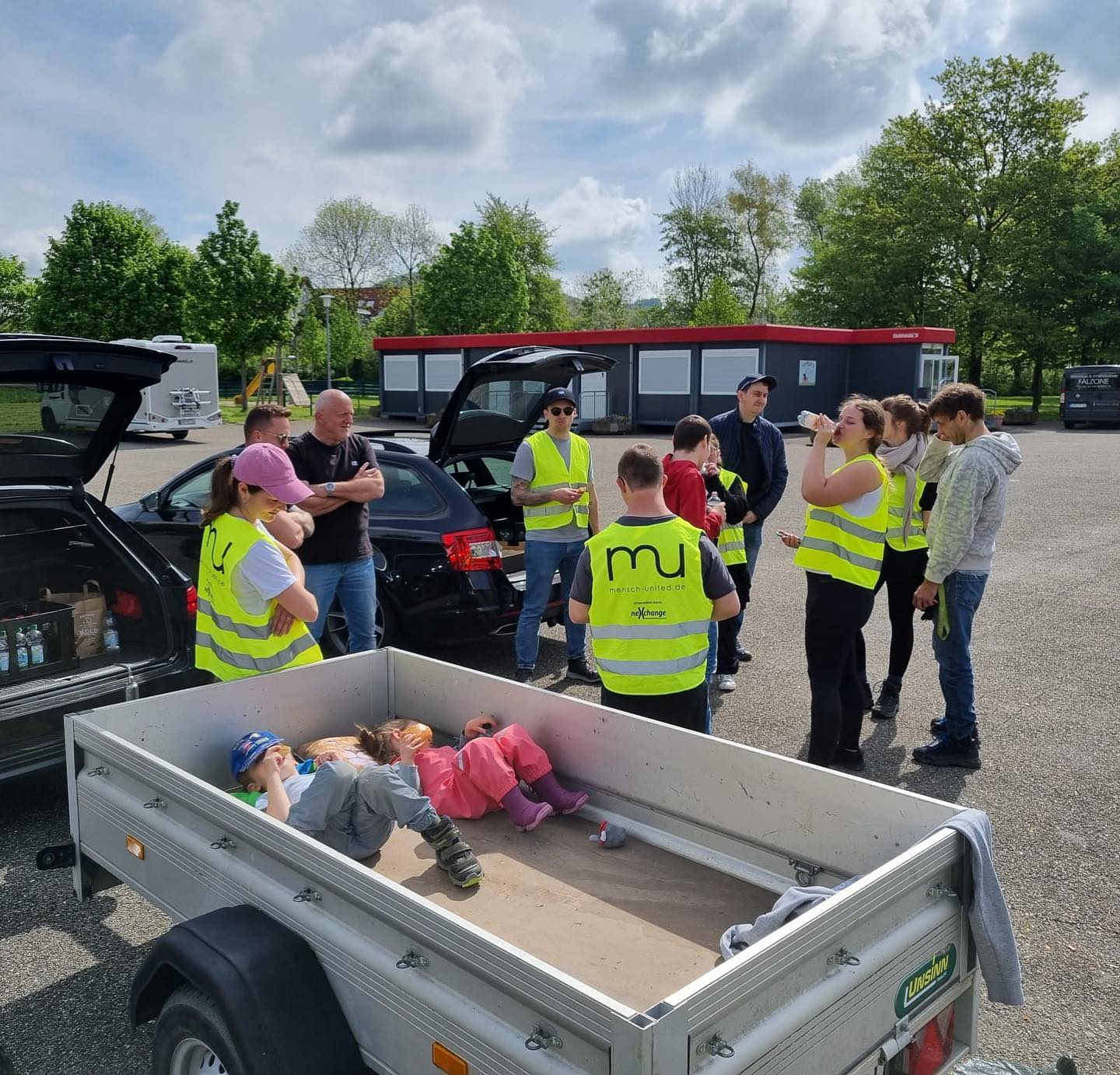 Gestern haben wir mit zahlreichen Helfern unsere erste Aktion des Jahres gestartet. 🥳
Wir haben in der gesamten Gemeinde Bretzfeld Müll gesammelt und merken tatsächlich, dass die Müllberge schrumpfen, was wirklich sehr erfreulich ist. Während wir beim ersten Mal einen Container gefüllt haben, hat dieses Mal ein Autohänger ausgereicht.🤗🌳
Wir möchten uns an dieser Stelle bei allen Helfern bedanken und freuen uns auf ein ereignisreiches Jahr - ihr dürft gespannt sein. 🤙
#menschunited #müllsammeln #inklusion #halteteureumweltsauber