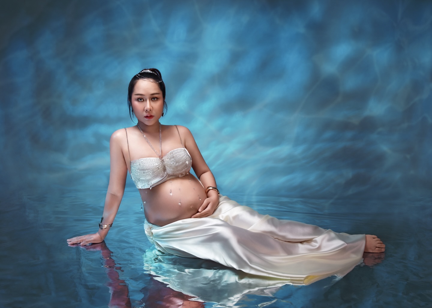 Soft, calm, and full of love 💫✨🤩
This is the beauty of motherhood.
Featuring the gorgeous bong @virak_nich 🤍
Telegram: +85589892949 link in bio
Visit our website www.merephotographie.com link in bio
Location: Sen Sok City, google location map link in bio
#MerePhotographie #Motherhood #MaternityShoot #PregnancyGlow