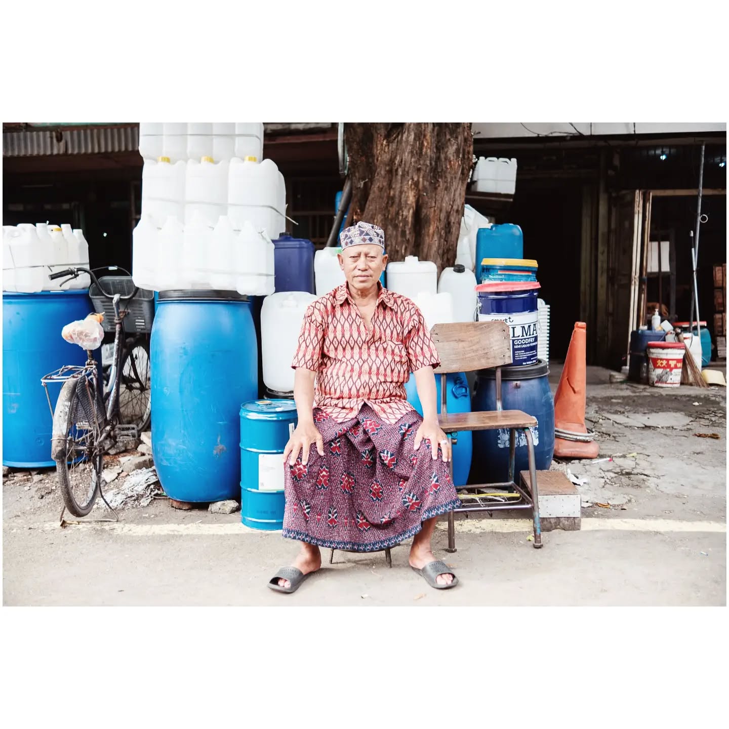 SURABAYA, Java.
.
.
.
#java #surabaya #streetportrait
#indonesia #indonesie #travelphotography #travelphotographyoftheday #adventureland #travelgram #fujifilm #streetphotography #therawsociety
#lensculturestreets #natgeo