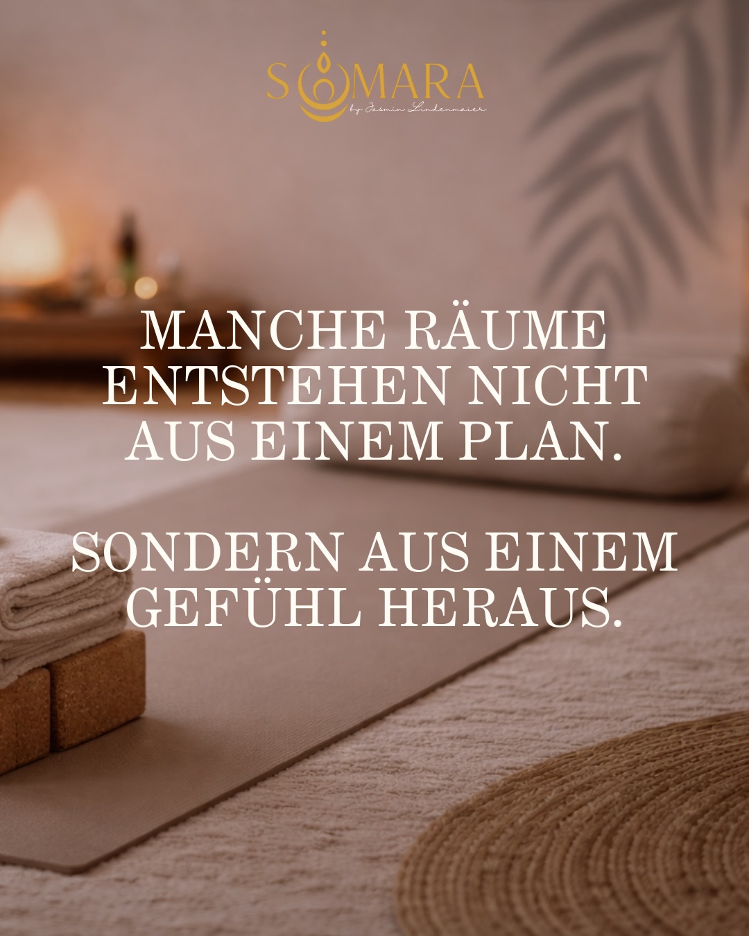 Somara existiert für mich nicht erst seit jetzt.
Dieser Raum ist schon lange da.
Als Gefühl.
Als Vorstellung.
Als etwas, das ich immer wieder in mir gespürt habe.
Wie es sich anfühlt, dort zu sein.
Wie es ist, diesen Raum mit Leben zu füllen.
Und jetzt darf genau das
auch im Hier und Jetzt entstehen.
🤍