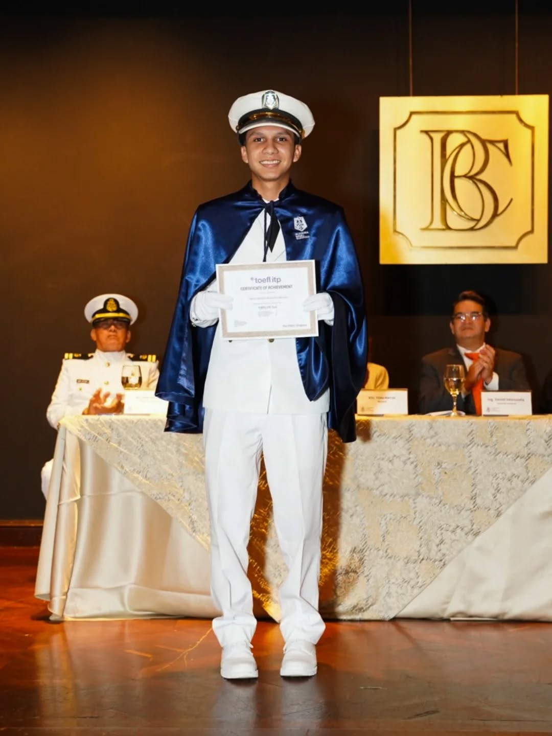 Celebramos el logro de nuestro estudiante de 3ero de Bachillerato General Unificado, quien ha alcanzado una importante meta académica al rendir la certificación internacional TOEFL ITP.
Este proceso evidencia el desarrollo de sus habilidades en el idioma inglés, especialmente en comprensión auditiva, estructura gramatical y comprensión lectora, alineadas a estándares internacionales.
La certificación TOEFL ITP no solo valida su nivel de dominio del idioma, sino que también abre puertas a oportunidades académicas y profesionales a nivel nacional e internacional, fortaleciendo su perfil para el ingreso a la educación superior.
En la Academia Naval Guayaquil, reafirmamos nuestro compromiso con la formación integral, impulsando programas de certificación internacional que potencian la competitividad de nuestros estudiantes en un mundo globalizado.
Felicitamos a nuestro estudiante por este importante logro.
#academianavalguayaquil #formandolíderes #disciplinaquetransforma #orgullonavalino