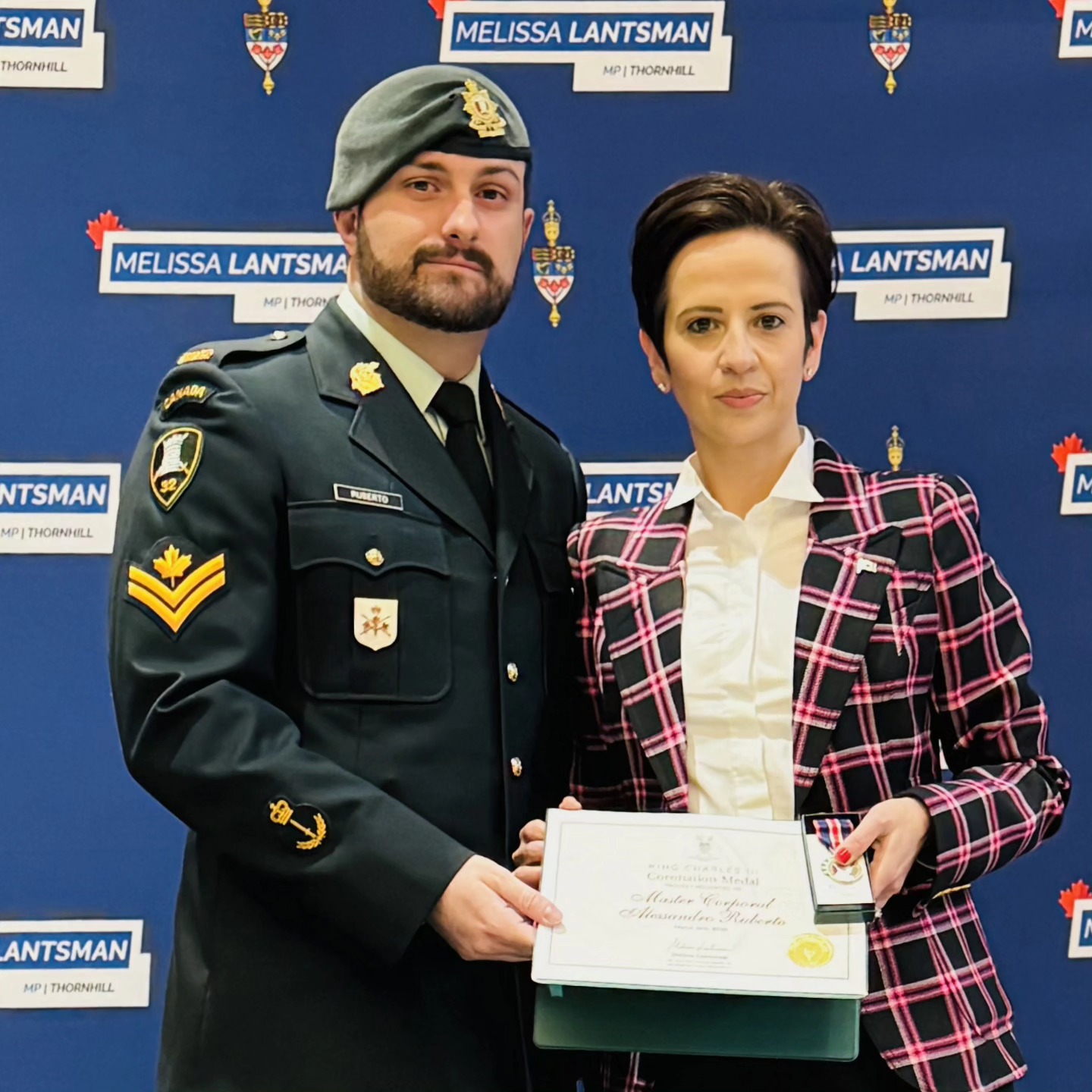 On Sunday 16 March 2025, and Saturday 29 March 2025, members of The Royal Regiment of Canada were presented the King Charles III's Coronation Medal (KCCM) from their local Members of Parliament (MP) and Members of Provincial Parliament (MPP).
The KCCM was presented to Canadians who have made a significant contribution to Canada, or to a particular province, territory, region, or community of Canada, or have made an outstanding achievement abroad that brings credit to Canada. Of the 30 000 medals created, 4000 were allotted to members of the Canadian Armed Forces (CAF). Six members of The Royal Regiment of Canada were nominated and selected to receive the KCCM from the CAF. Other members were nominated to their local MPs and MPPs.
Would you like to know more?
linktr.ee/royalregimentofcanada
📸
Les dimanche 16 et samedi 29 mars 2025, des membres du Régiment royal du Canada ont reçu la Médaille du couronnement du roi Charles III (KCCM) des mains de leurs députés provinciaux.
La KCCM a été remise aux Canadiens qui ont apporté une contribution significative au Canada, à une province, un territoire, une région ou une communauté du Canada, ou qui ont accompli une réalisation exceptionnelle à l'étranger qui fait honneur au Canada. Des 30 000 médailles créées, 4 000 ont été attribuées à des membres des Forces armées canadiennes (FAC). Six membres du Régiment royal du Canada ont été mis en candidature et sélectionnés pour recevoir la KCCM des FAC. D'autres membres ont été mis en candidature par leurs députés provinciaux.
Vous souhaitez en savoir plus ?
linktr.ee/royalregimentofcanada
#CanadianArmy #CanadianForces #CAF #soldier #IchDien #ReadyAyeReady #StrongProudReady #FortFierPrêt