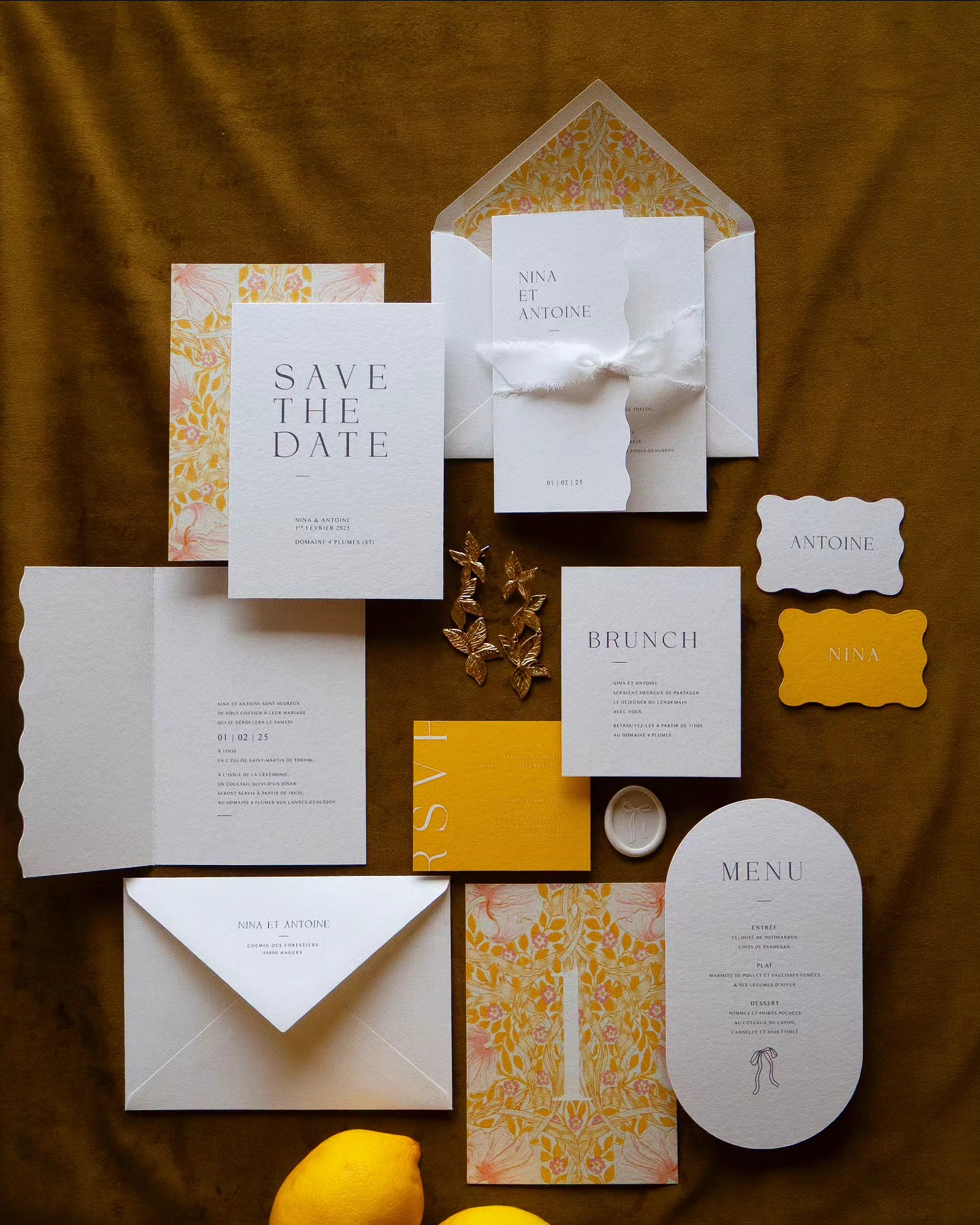 Collection Lemon
.
.
Une collection déclinable à l'infini pour s'adapter au mieux au thème et aux couleurs de votre mariage. Un papier cartonné 360g Fedrigoni pour un rendu très haut de gamme.
Le modèle est présenté ici dans une version jaune avec ce magnifique imprimé William Morris, idéal pour un mariage vitaminé.
.
.
#papeteriemariage #fairepartmariage #fairepartmoderne #invitationmariage #williammorris #mariagecoloré