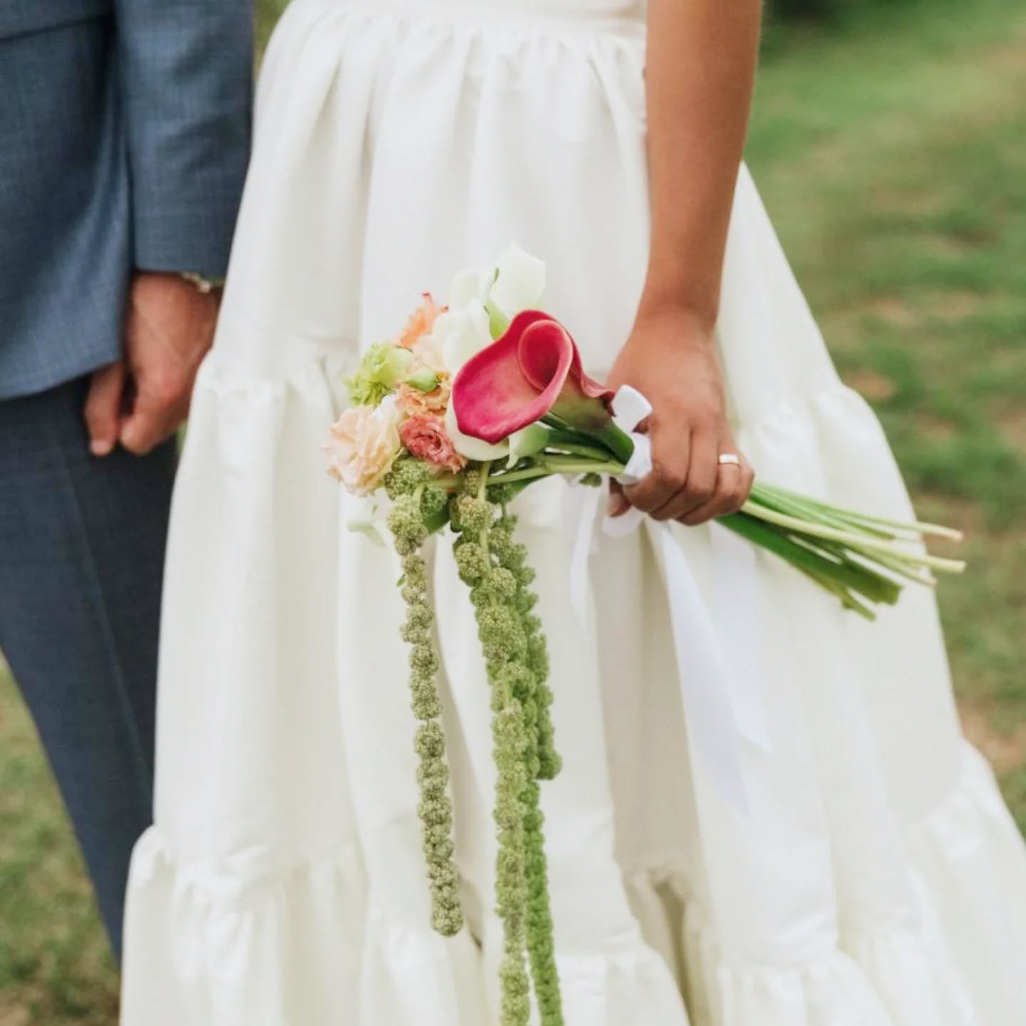 Il y a quelque chose d’un peu ingrat dans les métiers du mariage : c'est de créer sans toujours revoir.
Passer des heures à imaginer, installer, ajuster, s’attacher aux mariés, vivre la journée presque avec eux, rentrer chez soi fatiguée, parfois courbaturée, revenir le lendemain et sentir la nostalgie mais heureuse d’avoir créé quelque chose de beau… Et ne pas toujours en garder d’images.
Ce bouquet posé contre la robe immaculée, cette arche au premier rang du “oui”, ces centres de table témoins des rires, des retrouvailles, des confidences, les bougies quand la nuit tombe.
Alors oui, il y a nos photos téléphone, nos stories, les messages échangés avec les prestataires le lendemain.
Mais rien ne remplace le regard et l'intimité d’un photographe.
Et ça vaut pour tous :
Pour la créatrice de robe qui connaît chaque détail du corps de la mariée et choisit la dentelle parfaite.
Pour le tailleur qui ajuste une coupe au millimètre et selectionne son tissu avec la plus grand soin,
Pour la maquilleuse et la coiffeuse, au cœur des préparatifs, entre concentration et confidences.
Pour le traiteur, en coulisses, qui ajuste chaque timing, chaque cuisson, qui court partout et qui range et nettoie dans l'ombre jusqu'au petit matin.
Pour le lieu, qui prépare, nettoie, entretient, souvent dans l’ombre.
Pour les invités qui portent toute l'ambiance...
Un mariage, c’est une journée éphémère.
Mais derrière, il y a une multitude de mains, de répétition, d’exigence.
Alors oui, ces images comptent.
Elles sont précieuses. Pour les mariés, bien sûr.
Mais aussi pour nous.
Merci aux photographes pour leur regard, merci aux mariés qui acceptenr le partage.
Parce qu’un mariage réussi, c’est avant tout une équipe qui crée ensemble… quelque chose qui ne dure qu’un jour, mais qu’on n’oublie jamais.
@domainedegenia @therendezvous.films
@the.rendezvous.studio
@maisonrabihkayrouzlamariee @provencelocationmariage @maison_julieetvictor @diamantek.traiteur @michaelbenfredj @coralie.make.up