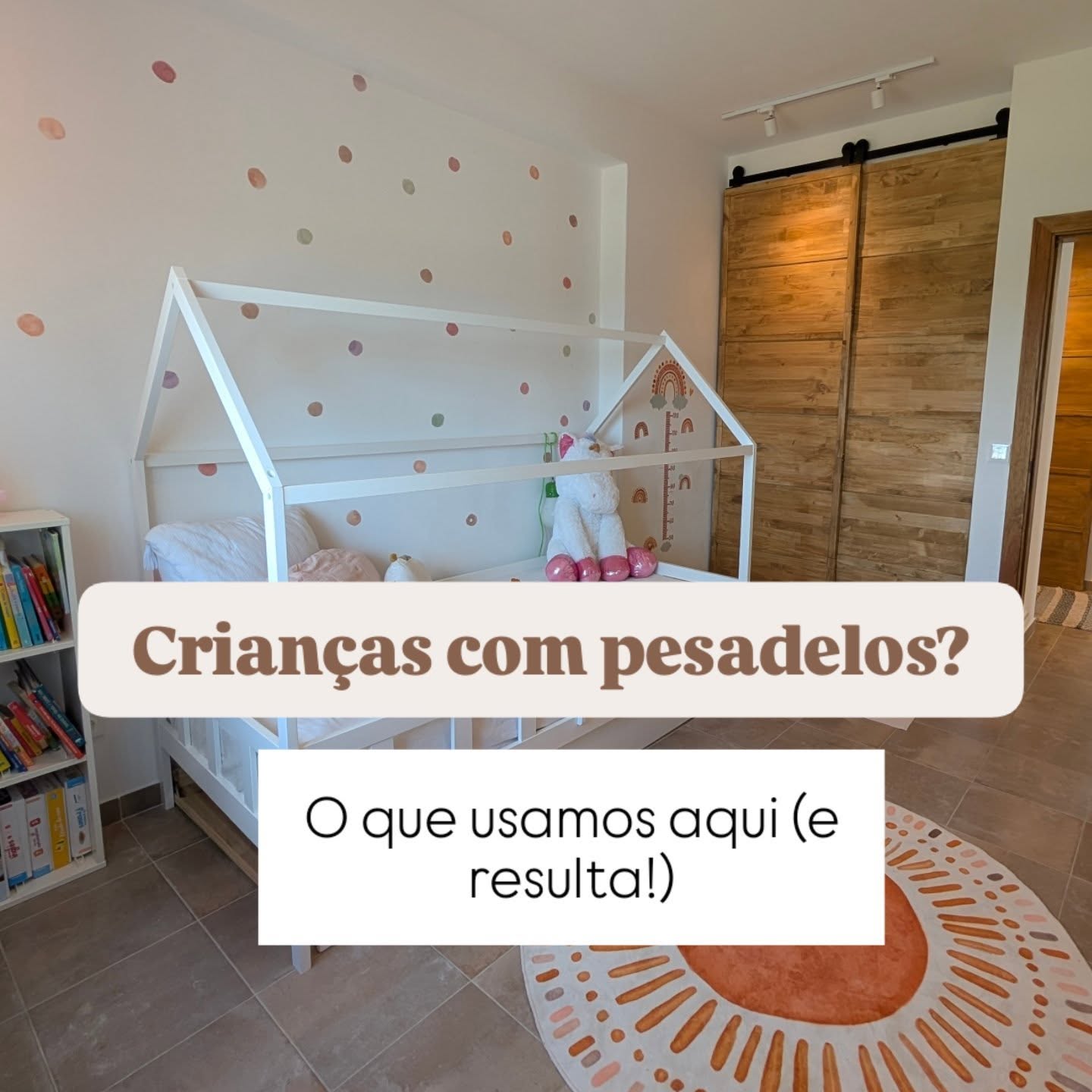 Ter pesadelos faz parte da infância mas as vezes são um verdadeiro pesadelo.
A Luz já passou por uma fase de ter medo de dormir no quarto ou de acordar em sobressalto. Reforçámos a intenção nos cristais e com o óleo essencial, diria que até dorme melhor, mais noites completas, sempre na caminha dela e até se sente super importante por acordar sozinha na caminha dela, do tipo "consegui"!
💙A ágata blue lace ajuda a evitar pesadelos
💚A aventurina verde a lidar com medos
🩷O quartzo rosa ajuda na regulação emocional
🌸O óleo de laranja amarga é a cereja no topo do bolo, 2 gotinhas na almofada a cada muda de lençóis (e nada de lavar os lençóis com perfumes sintéticos do supermercado, esses aromas são estimulantes e não ajudam)
Já experimentaste?
Estão disponíveis na tua loja favorita 💜 www.jami.pt
#Crystalshop #crystalhealing #DicasDeCristais