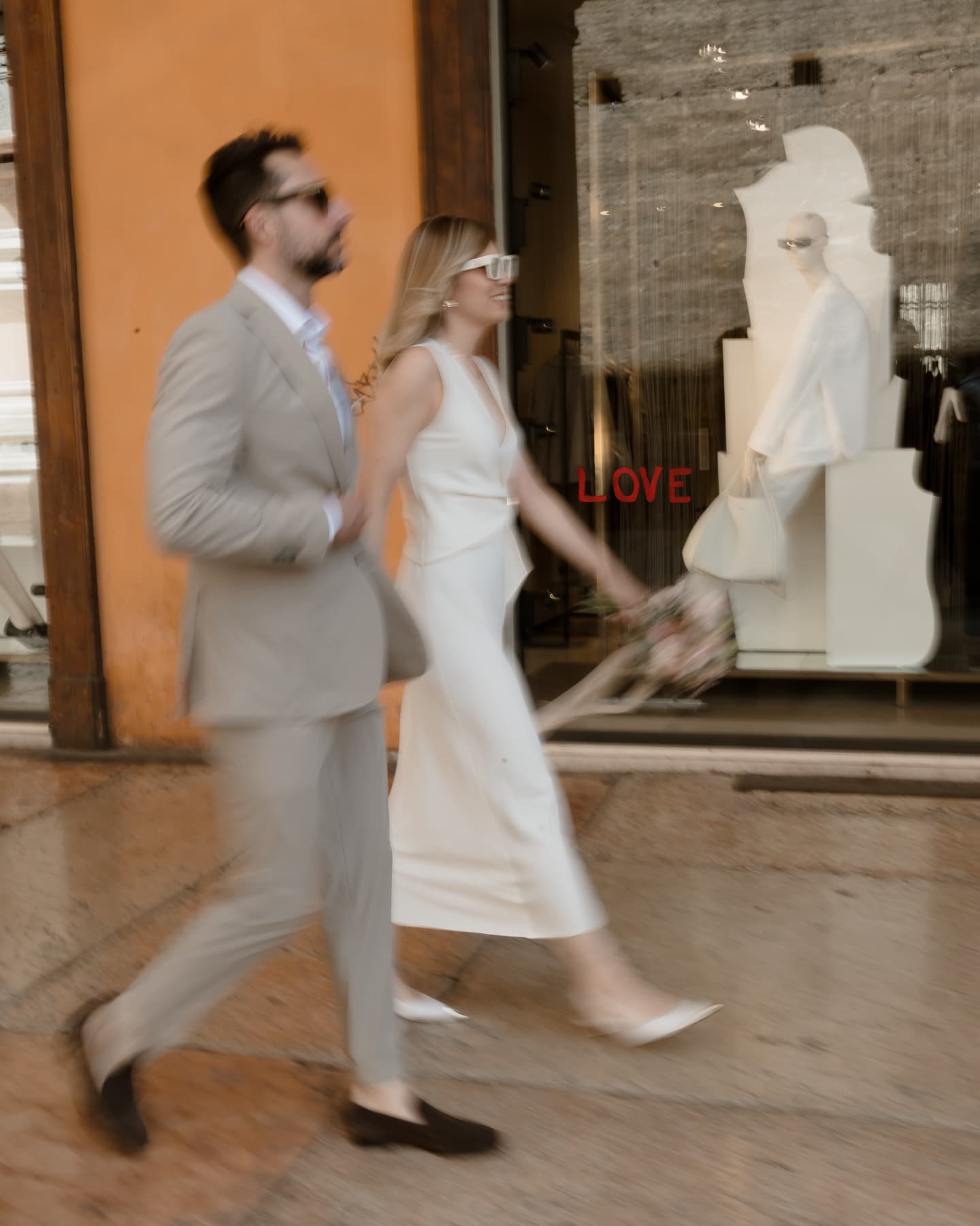 Chiara & Samuele .
It looked like a scene cut from Nuovo Cinema Paradiso, but it was all true.
The two of them, newly married, strolling through the streets of Bologna as if inside a postcard from another time.
Between smiles, stolen glances and film kisses, love found its perfect light.