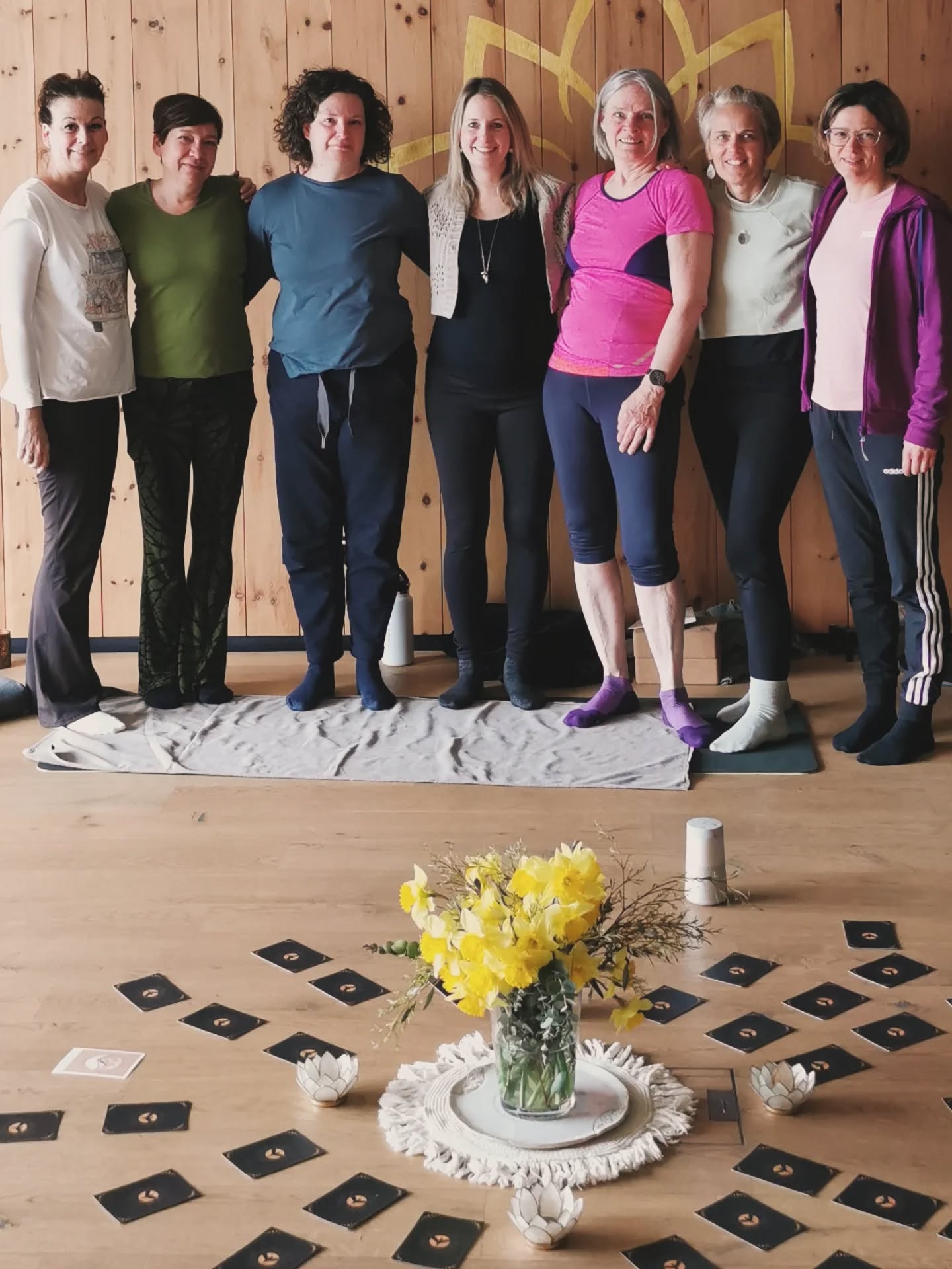 Wieder zurück aus meiner Retreat-Bubble und noch immer tief erfüllt von diesem besonderen Retreat-Wochenende.
Ab einem magischen Ort voller Kraft, getragen von so einzigartigen Frauen, jede für sich ganz besonders und doch gemeinsam in so schöner Harmonie.
Es durfte alles da sein: Tränen, Lachen, Stille, Leichtigkeit.
Wir haben den Winter noch einmal gespürt und gleichzeitig den Frühling in uns eingeladen. 🌸
Diese Tage waren geprägt von Ruhe, Verbindung und einem bewussten Innehalten... ein Geschenk, das noch lange nachwirken wird.
Danke dir, du wundervolle Frau, für dein Vertrauen, deine Offenheit und dein Sein.
So schön, dass du Teil davon warst. 🤍
#reliefandflow #relief #flow #yogaretreat #frühlingsretreat