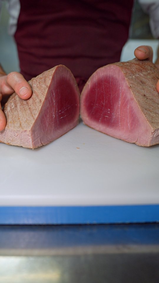 Dopo il King Crab e le moeche… oggi si cambia 😏
Franchetiè ci sorprende con un piatto inedito:
tutti conoscono il roastbeef…
ma il ROASTFISH? 🐟🔥
Una nuova idea, tutta da scoprire.
Venite ad assaggiarlo e diteci cosa ne pensate 😎
E alla fine…
lo Chef Francesco Lodedo garantisce 🤣😅
📍 Ristorante Pizzeria Le Specialità
Via Europa, 27 – Vigolzone (PC)
📞 0523 870055
#lespecialita #mangiareapiacenza #vigolzone #roastfish #foodpornitalia