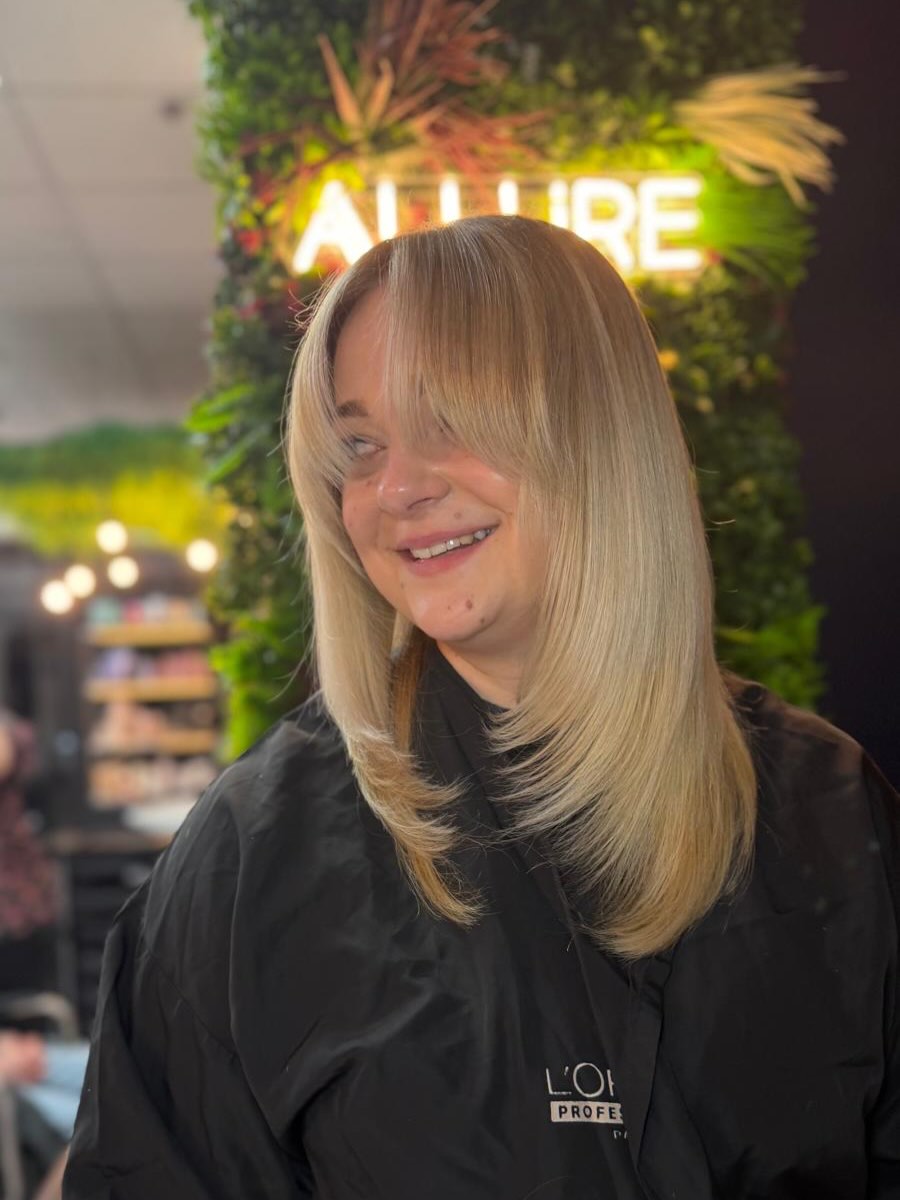 From grown-out and brassy ➡️ soft, bright and seamless ✨ We refreshed her balayage, toned out warmth and brought the blonde back to life 🤍 Finished with a fresh cut + blowdry for that silky, healthy finish Balayage touch up by Charley🫶🏻
@lorealpro_education_uki @lorealpro