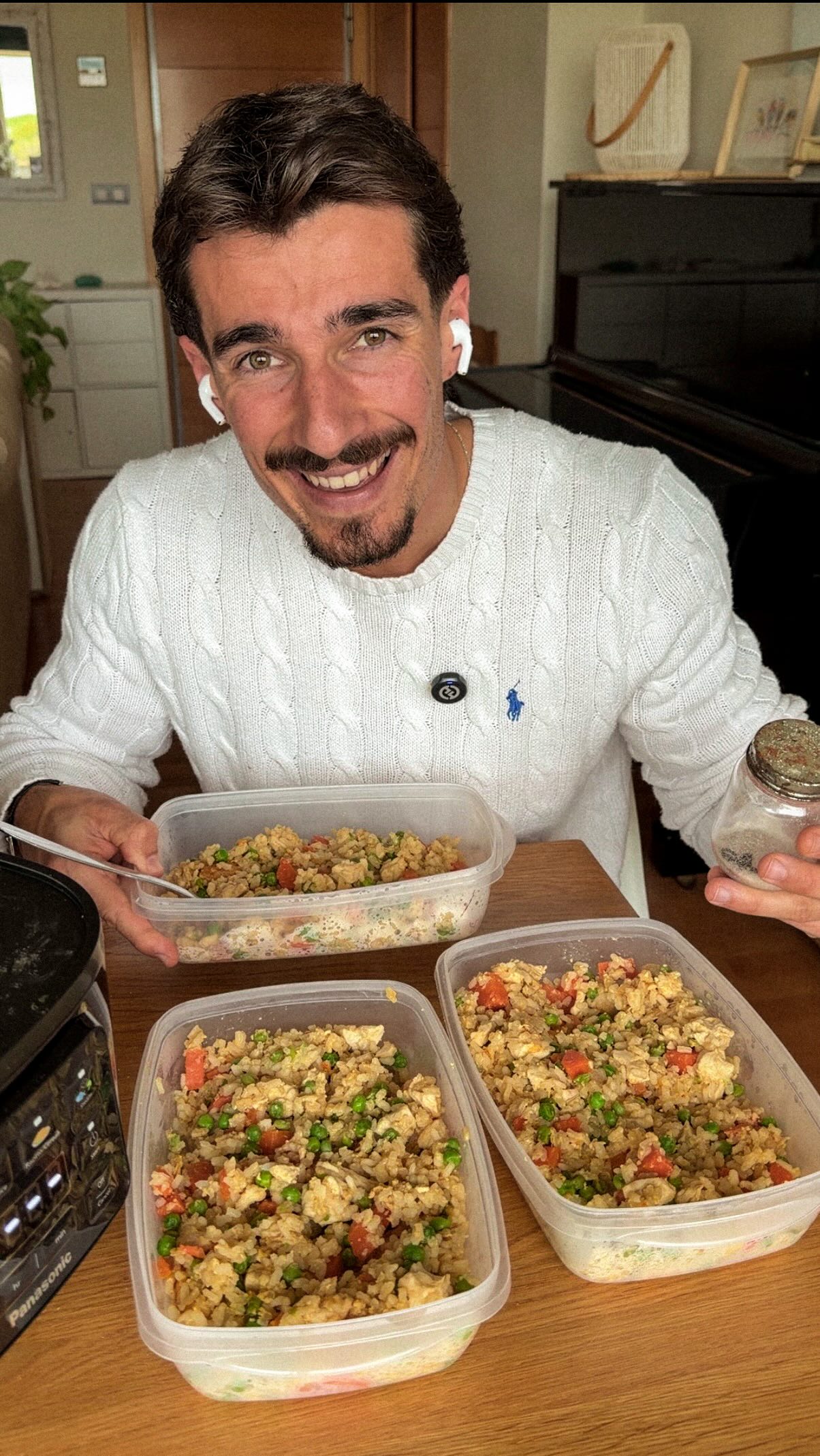 Arroz 3 delicias para 3 días 🍙🥢
Ingredientes:
- 200g de arroz
- 2-3 zanahorias
- 200g guisantes
- 3 filetes de pechuga de pollo
- 2 huevos
- Un chorro de salsa de soja
Y si encima lo hacéis en una arrocera como la mía de @panasonicesp todavía más fácil! 🫱🏽🫲🏼 Tenéis comida para varios días en un momento y sin esfuerzo.
Nunca había tenido arrocera y ha sido un descubrimiento 👌🏽 Se puede utilizar como vaporera mientras cocinas arroz, pasta o cualquier cereal. Así te haces una comida completa con un mismo aparato.
El arroz queda espectacular, y tiene de todo! Fibra, proteína y carbohidratos complejos para reventarlo en los entrenos 🏋🏽♂️🔥
Ya me contaréis :)
A disfrutar con salud 🧡
Publi #dietistanutricionista #nutricionista #recetassaludables #nutriciondeportiva #healthyrecipes