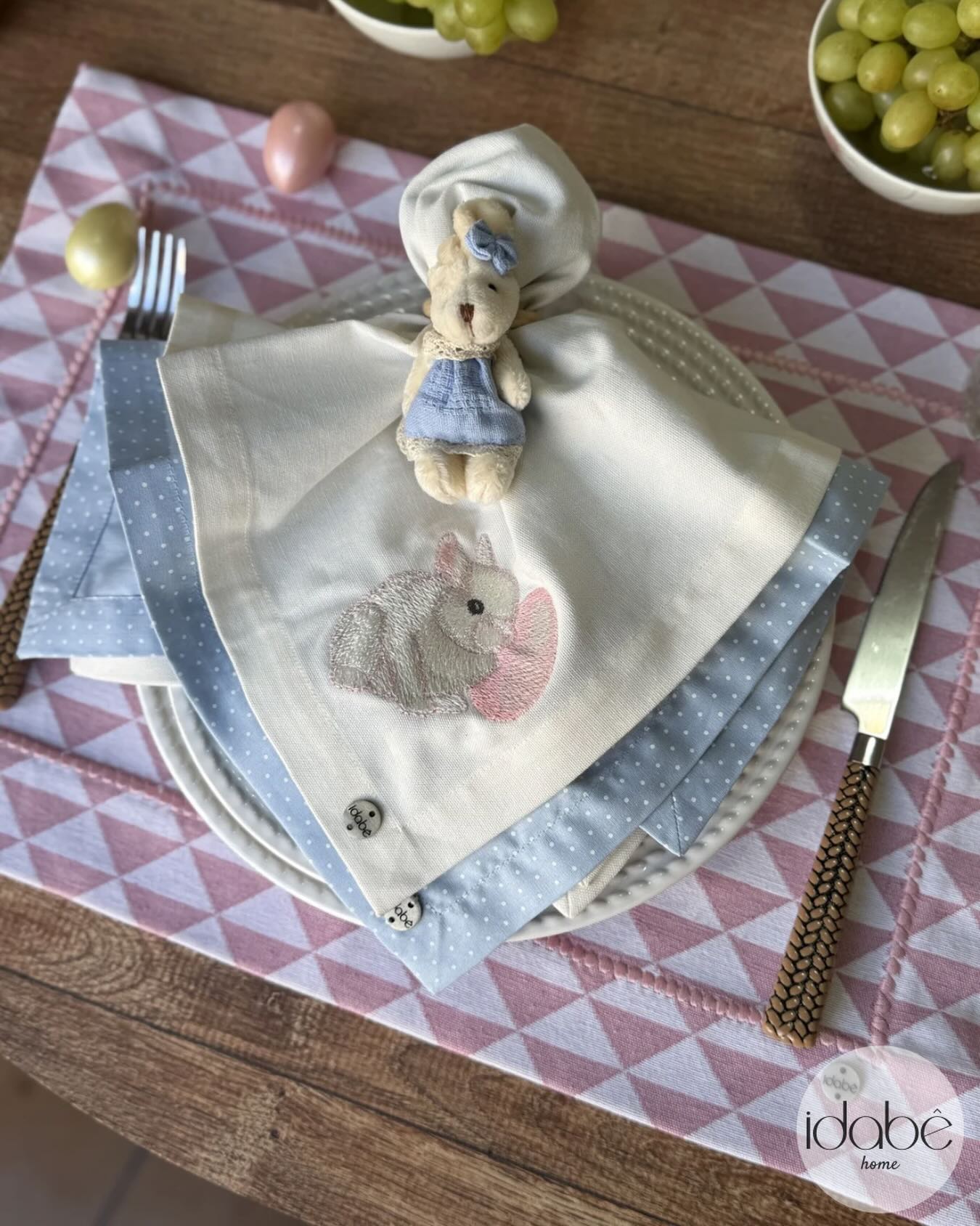 A mistura de cores e texturas traz o charme dessa decoração
• 11 94331-1286 • www.idabe.com.br •
#mesadepascoa #guardanapobordado